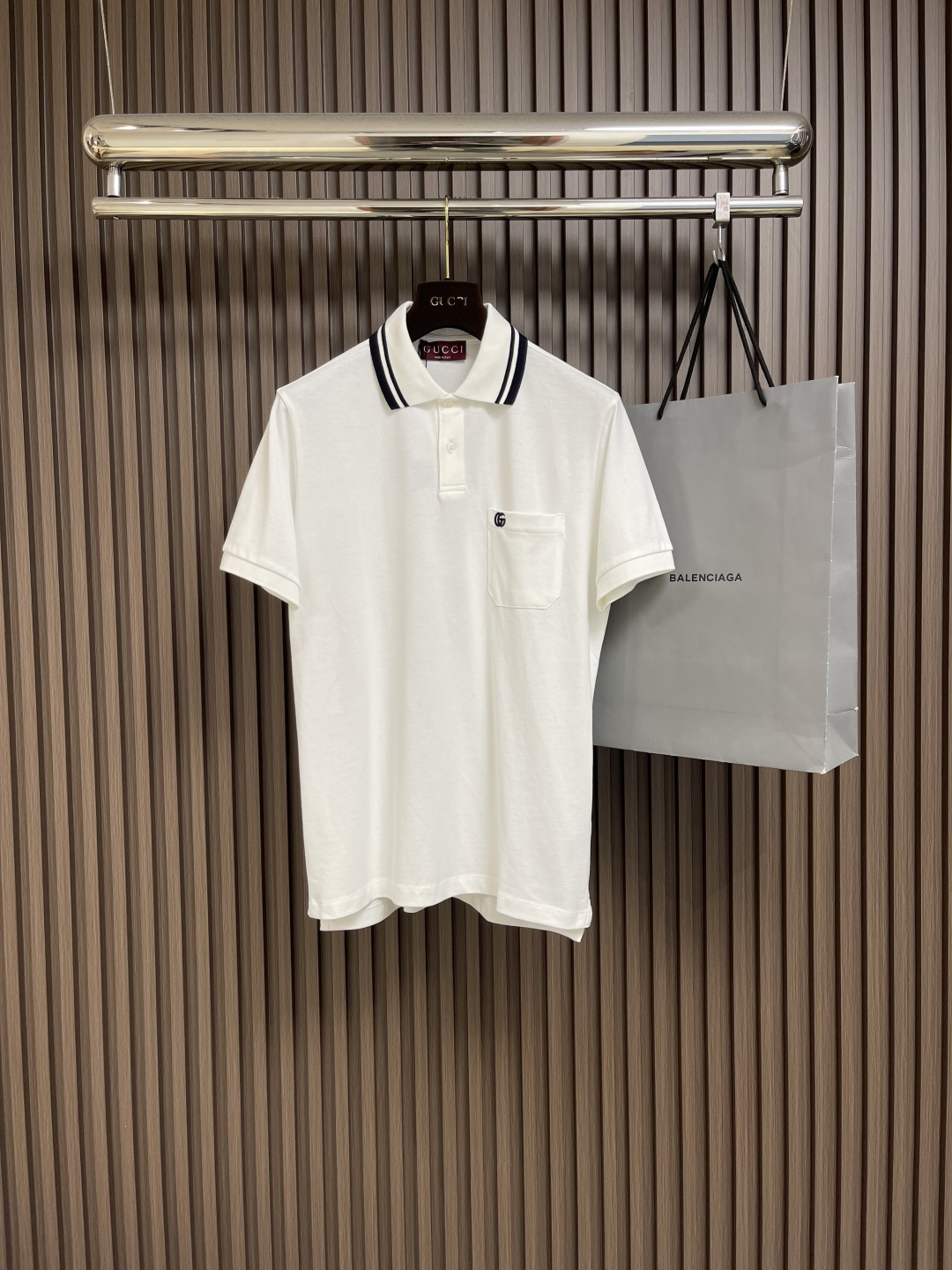 NO:418602,GUCCI 2025SS spring and summer new lapel polo shirt, this regular style polo shirt is ingeniously crafted by elastic beads and floor cotton, with GG embroidered on the chest pocket, showing a unique style. The style is super positive and the upper body effect is super good!  Same style for men and women. Size M-XXL, gucci, alexander wang19860909GUCCI 2025SS春夏新款翻领polo衫,这款常规版型polo衫以弹力珠地棉匠心打造,胸袋处缀饰GG字样刺绣,尽显别样风采.版型超正,上身效果超赞！男女同款.尺码M-XXL,,gucci,alexander wang,Men's clothing