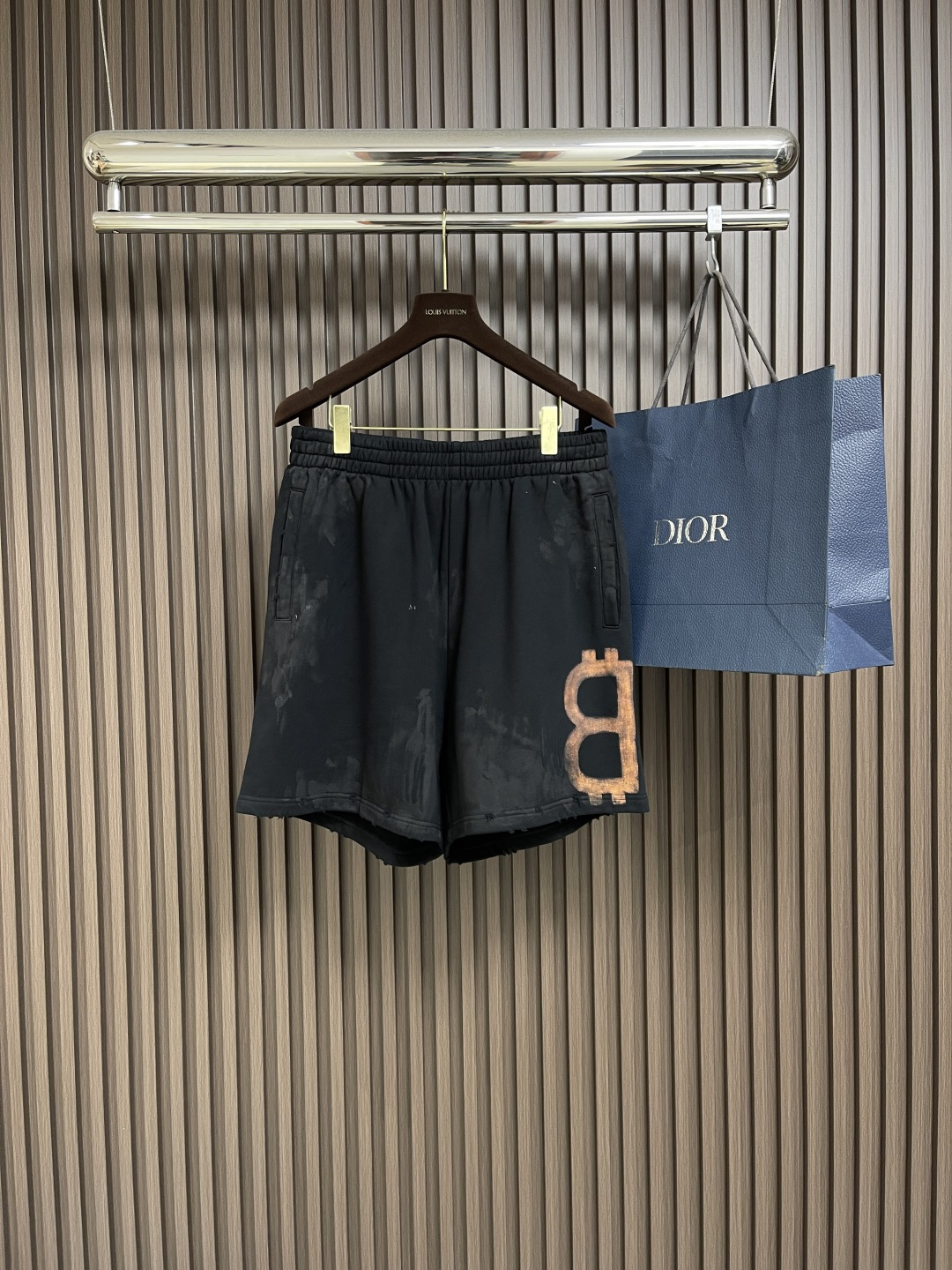 NO:415227,Balenciaga Spring and summer classic double B side splicing and alignment printing, old-fashioned holes, standard drawstring five-point shorts, 100% cotton fabric is comfortable to use, retro washing, narrow hem of trousers, double-line locking edges, fine and firm stitching. The squid tendons are easy to put on and take off, and the elasticity is not easy to deform. The batch bags on both sides are large enough to be beautiful and easy to store small objects. The waist button door is worn with a trouser rope, which can be adjusted to the size of the waist and not slip off easily. It looks particularly good in sports or casual wear, and the loose fit is comfortable to the upper body!  Color-based dyeing fabric, craft printed letters. Size S-XL, balenciaga, shorts, alexander wang19860909Balenciaga 春夏经典双B侧位拼接对位印花 做旧破洞 标抽绳五分短裤,百分百棉面料采用舒适牛肚,复古水洗,裤脚下摆窄针双线锁边,针脚细密牢固.丈筋腰头,穿脱方便 弹力好不易变形 两侧做批袋,容量足够大,美观的同时方便存放小物件.腰头开钮门穿裤头绳,可调节腰头大小,不易滑落 运动或者休闲穿都特别好看,宽松版型上身又舒适！对色定染面料,工艺印花字母.尺码S-XL,,balenciaga,shorts,alexander wang,Men's clothing