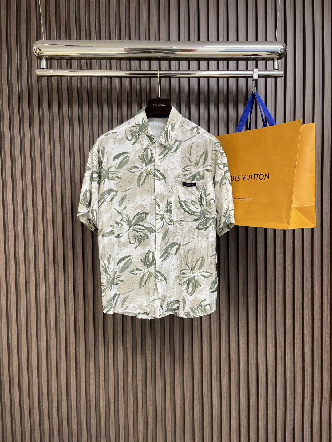 NO:475755,LV 2025ss Spring and Summer New Simple Textured Summer Short-Sleeve Shirt, which uses rich textured damoflage jacquard fabric to create a casual tailoring, highlighting the modern style with the open collar design. It can easily integrate into the trendy style of the 2025 spring and summer show, and can also interpret the elegant style with the same style. Size M-XXL M-size bust 117cm Shoulder width 53.6cm Long 72.5cm L-size bust 121cm Shoulder width 55cm Long 74cm XL-size bust 125cm Shoulder width 56.4cm Long 75.5cm XXL-size bust 129cm Shoulder width 57.8cm Long 77cm, louis vuitton,shirts,T-shirt,alexander wang19860909LV 2025ss春夏新款简素纹理夏日短袖衬衫,采用纹理丰富的 damoflage 提花面料塑造休闲剪裁,以开领设计彰显摩登格调.可轻松融入 2025 春夏秀场的潮流造型,亦可与同款共同演绎闲雅风尚.尺码M-XXL M码胸围117cm 肩宽53.6cm 衣长72.5cm L码胸围121cm 肩宽55cm 衣长74cm XL码胸围125cm 肩宽56.4cm 衣长75.5cm XXL码胸围129cm 肩宽57.8cm 衣长77cm,,louis vuitton,shirts,T-shirt,alexander wang,Men's clothing