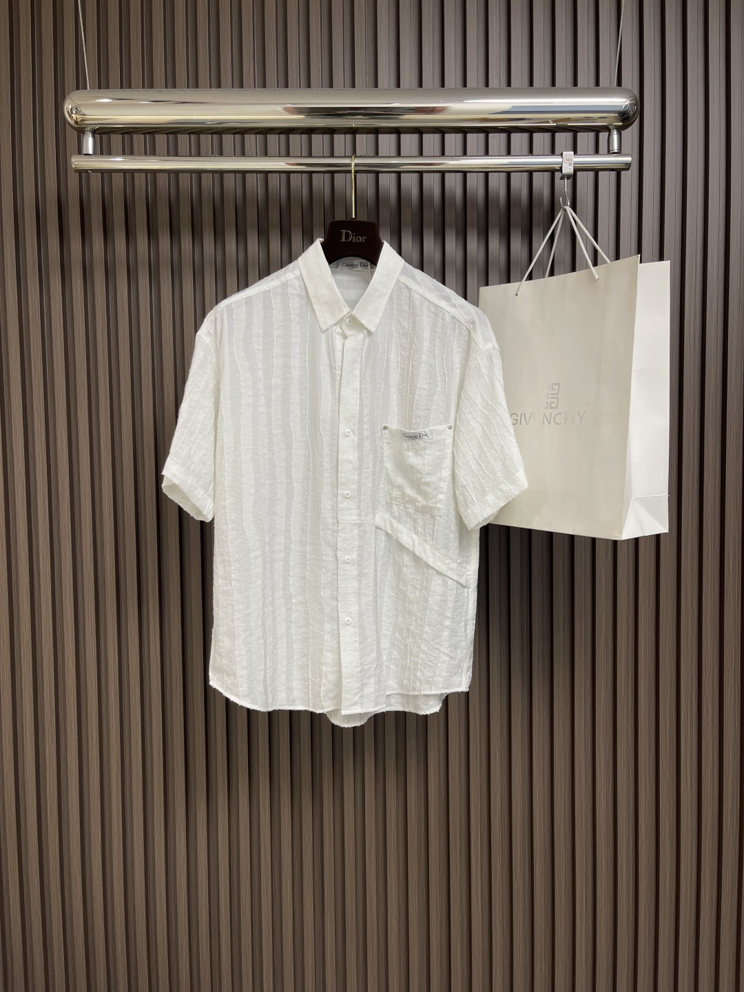 NO:418666,Dior 2025ss Spring and Summer New pleated short-sleeved shirt, the comfort of this fabric can be os style when worn. It looks good and the upper body is absolutely a surprise for both men and women!  Match series I really love one!  No matter how you wear it, there is no minefield!  Size M-XXL, dior,shirts,T-shirt,alexander wang19860909Dior 2025ss春夏新款褶皱短袖衬衫,这个面料的舒适度 当穿都可os版型 男女穿都好看上身绝对惊喜的一款！搭配系列 真的非常爱的一款！怎么穿都没有雷区！尺码M-XXL,,dior,shirts,T-shirt,alexander wang,Men's clothing