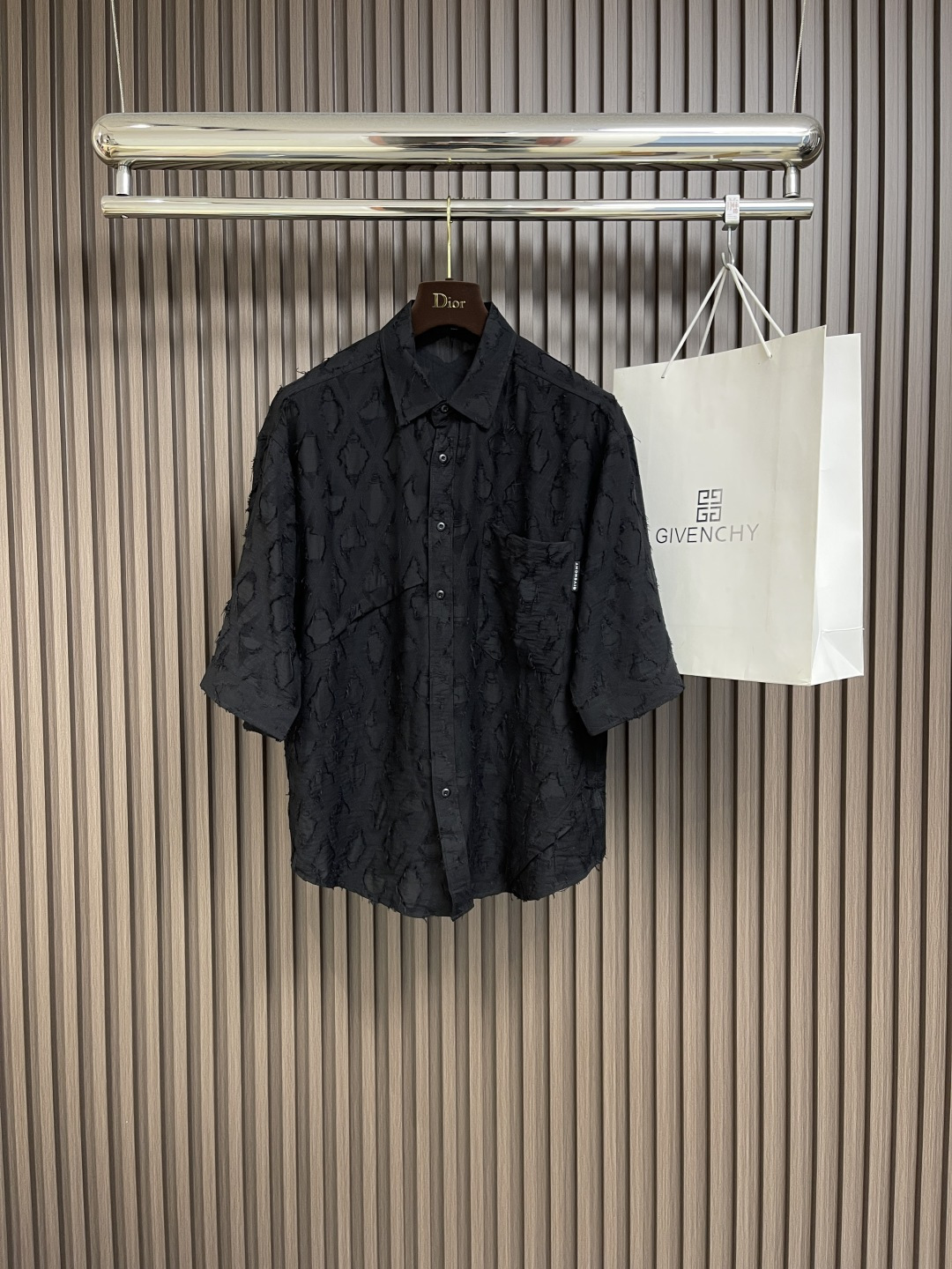 NO:418674,Givenchy is a worn-out short-sleeved shirt, casual and fashionable outside, essential for inner wear, comfortable and beautiful, visible on the upper body, customized imported high-end mercerized fabric, delicate fabric, close-fitting and comfortable without thorning, fashionable and stylish logo design is very unique. Size M-XXL, given, shirts, T-shirt, alexander wang19860909Givenchy 磨破做旧短袖衬衫,休闲时尚外穿 内搭必备款,舒适好看上身可见,定制进口高端丝光面料,面料手感细腻,贴身舒适不扎肉,穿着时尚有型标志设计非常独特.尺码M-XXL,,givenchy,shirts,T-shirt,alexander wang,Men's clothing