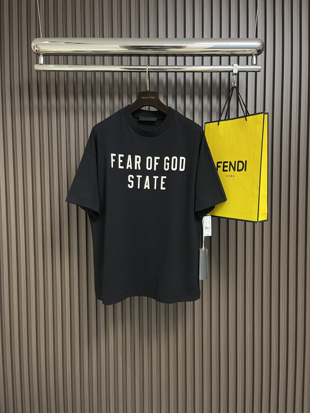 NO:415196,FOG FEAR OF GOD ESSENTIALS STATE Season 9 letter printing heavy high street pure cotton short-sleeved T-shirt, fixed weaving and dyeing heavy 270g combed pure cotton, customized suede beautiful velvet lettering film on the back, hot processing glue pressing process. Support random comparison, and return and exchange at will if you are not satisfied!  The original fixed-woven fixed-dyed 270 grams heavy combed pure cotton is washed with high temperature, which ensures the feel and reduces the shrinkage rate. The feel is heavy and thick, and the surface is relatively smooth and delicate. The high-end fixed-dyed color is 32 1x1 double-stranded tight cotton threads, with a precision three-dimensional cut, loose style, versatile and not picky, the upper body is more handsome and textured, ensuring that it will not collapse and deform after washing for a long time!  The imported elliptical machine silk screen thick plate printing process for chest, scraping several times to ensure that it is not easy to crack and deform after a long time of washing!  Full set of custom-made latest accessories. Size XS-L, T-shirt,tees, t-shirt,alexander wang19860909FOG FEAR OF GOD ESSENTIALS STATE第九季字母印花重磅高街纯棉短袖T恤,定织定染重磅270g精梳纯棉,后背定制绒面美丽绒刻字膜,热加工压胶工艺.支持随意对比,不满意随意退换！原版定织定染270克重磅精梳纯棉,高温洗水,保证手感的同时降低缩水率,手感偏重磅厚实,表面比较顺滑细腻.高端定染同色32支1x1双股紧密全棉螺纹,精工立体剪裁,宽松的版型,百搭不挑人,上身更加帅气有质感,保证久洗不易塌陷变形！胸口进口椭圆机丝网厚板印花工艺,连刮数遍,保证久洗不易开裂变形！全套定制最新辅料.尺码XS-L,,T-shirt,tees，t-shirt,alexander wang,Men's clothing