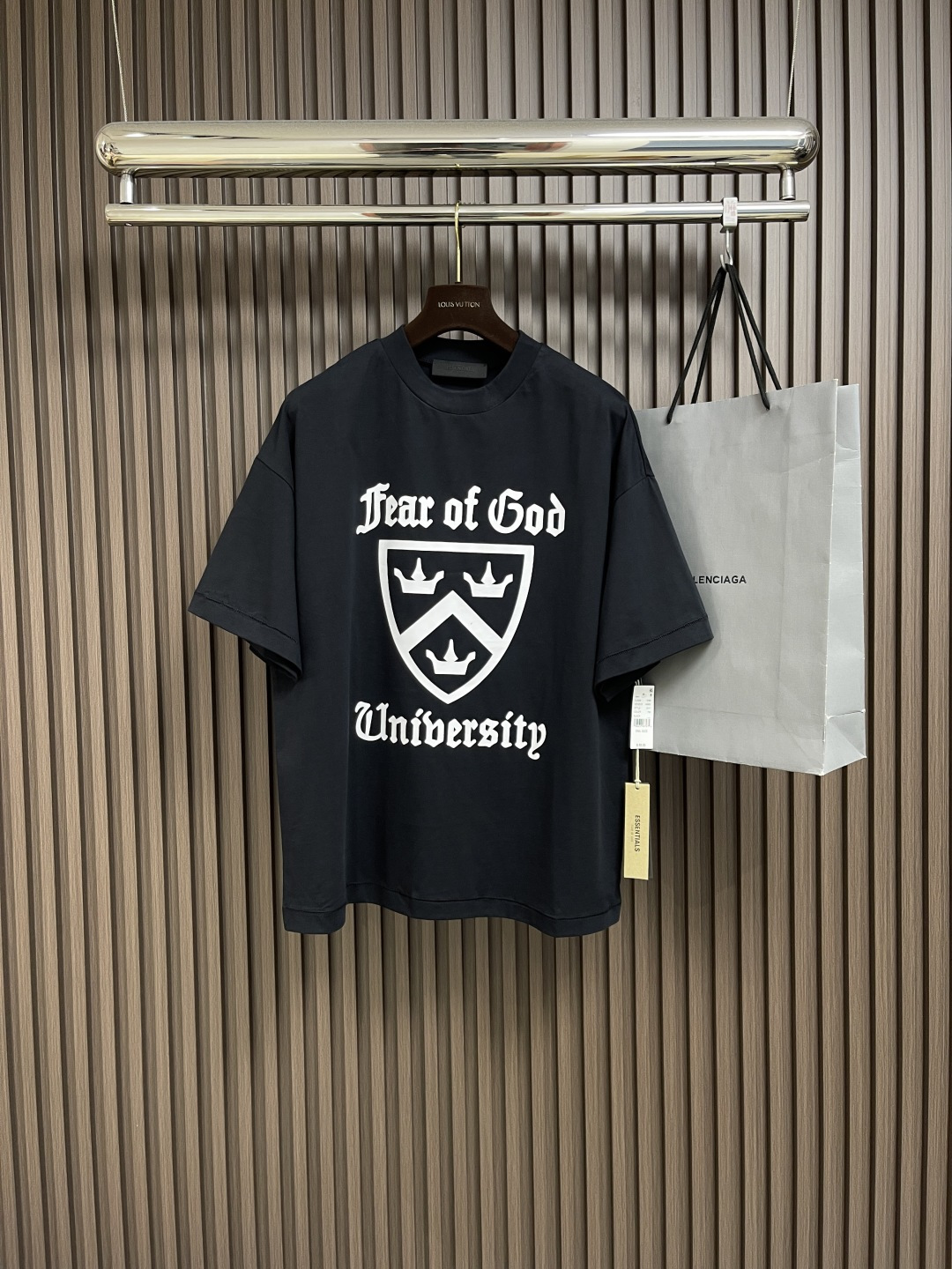 NO:418621,Fear of God FALL 2025SS HOLIDAY series Heavy Crewne Tee Heavy letter casual round neck short-sleeved T-shirt, high-quality fabrics are made of high-end 280g fabric!  Silky and smooth!  No deformation, no pilling!  Three quality inspection and regular quality control, exquisite workmanship, comfortable, breathable and textured upper body. Customized 3D silicone nameplate on the back. Size XS-L, T-shirt,tees, t-shirt,alexander wang19860909Fear of God FALL 2025SS HOLIDAY系列 Heavy Crewne Tee 重磅字母休闲圆领短袖T恤,高品面料采用高端280克面料！丝滑柔顺！不变形,不起球！三道质检制规整 做工精致,上身舒适透气有质感.后背定制3D硅胶铭牌.尺码XS-L,,T-shirt,tees，t-shirt,alexander wang,Men's clothing