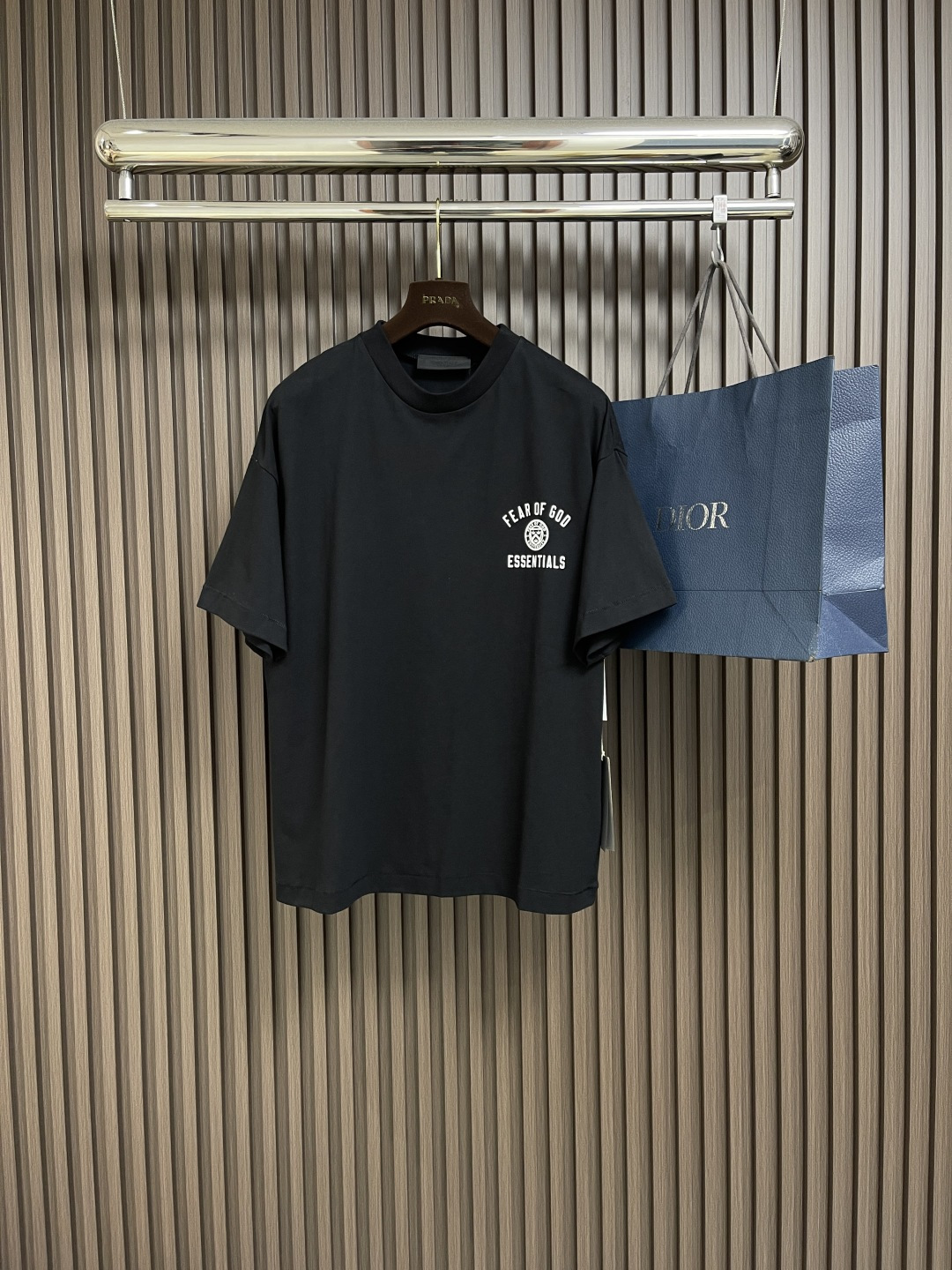 NO:418691,Fear Of God Essentials 2025ss HOLIDAY Campus Small Label Printed Short-Sleeve T-shirt, which is made of heavy 280G pure cotton fabric, soft and skin-friendly and has a natural draping feeling. The slight retro texture enhances the old street style. The neckline, cuffs and hem are integrated with high-density rib knitted materials to improve wear resistance and deformation resistance. It is not easy to loosen after wearing it for a long time, continuing the signature Fear Of God's silhouette, loose tailoring and shoulder-falling design, emphasizing the lazy and casual high street atmosphere, the matte glue process maintains a low-key texture, and the outer packaging + auxiliary materials are all customized. Essentials is a fashionable and suitable for ordinary people. Simple design in plain colors, and it is so simple and can make people wear different flavors. Size XS-L,, T-shirt,tees, t-shirt,alexander wang19860909Fear Of God Essentials 2025ss HOLIDAY校园小标印花短袖T恤,采用重磅280G纯棉面料,柔软亲肤且具备自然垂坠感,轻微复古纹理感强化老式街头风格,领口、袖口及下摆融入高密度罗纹针织材质,提升耐磨性与抗变形能力,久穿不易松垮,延续Fear Of God标志性廓形,宽松剪裁搭配落肩设计,强调慵懒随性的高街氛围,哑光胶浆工艺保持低调质感,外包装＋辅料全部定制,Essentials 是非常适合普通人的时髦,素色的简单设计,就这么简简单单也能让人穿出不一样味道.尺码XS-L,,T-shirt,tees，t-shirt,alexander wang,Men's clothing