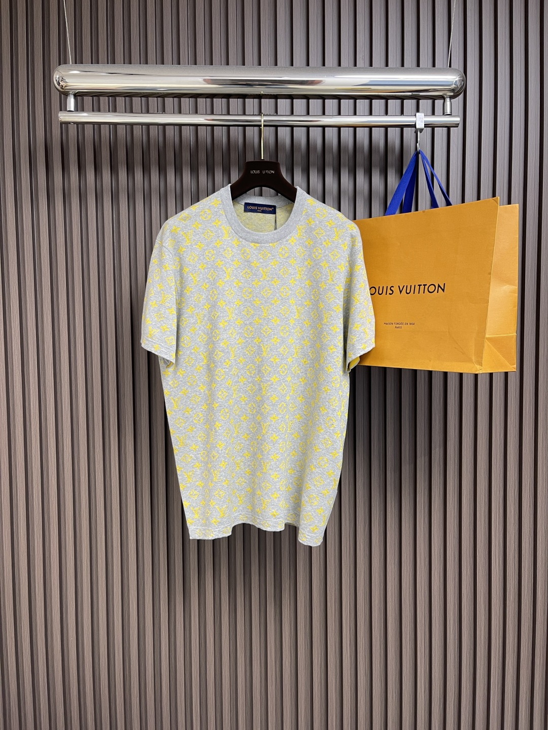 NO:418704,LV 2025Ss new golden presbyterian jacquard wool short-sleeved T-shirt, this round neck shirt is made of soft cotton, which can inject colorful vitality into summer shapes. The full Monogram Glow jacquard and simple background collide with color contrast, making the Monogram pattern reflect the subtle luster of mulberry silk. Size S-XL,,louis vuitton, T-shirt,tees, t-shirt,alexander wang19860909LV 2025Ss新款金色老花提花毛织短袖T恤,本款圆领衫取材柔软棉布,可为夏日造型注入缤纷活力.全幅Monogram Glow提花与素雅背景碰撞色彩反差,令 Monogram 图案映现桑蚕丝的微妙莹泽.尺码S-XL,,louis vuitton,T-shirt,tees，t-shirt,alexander wang,Men's clothing