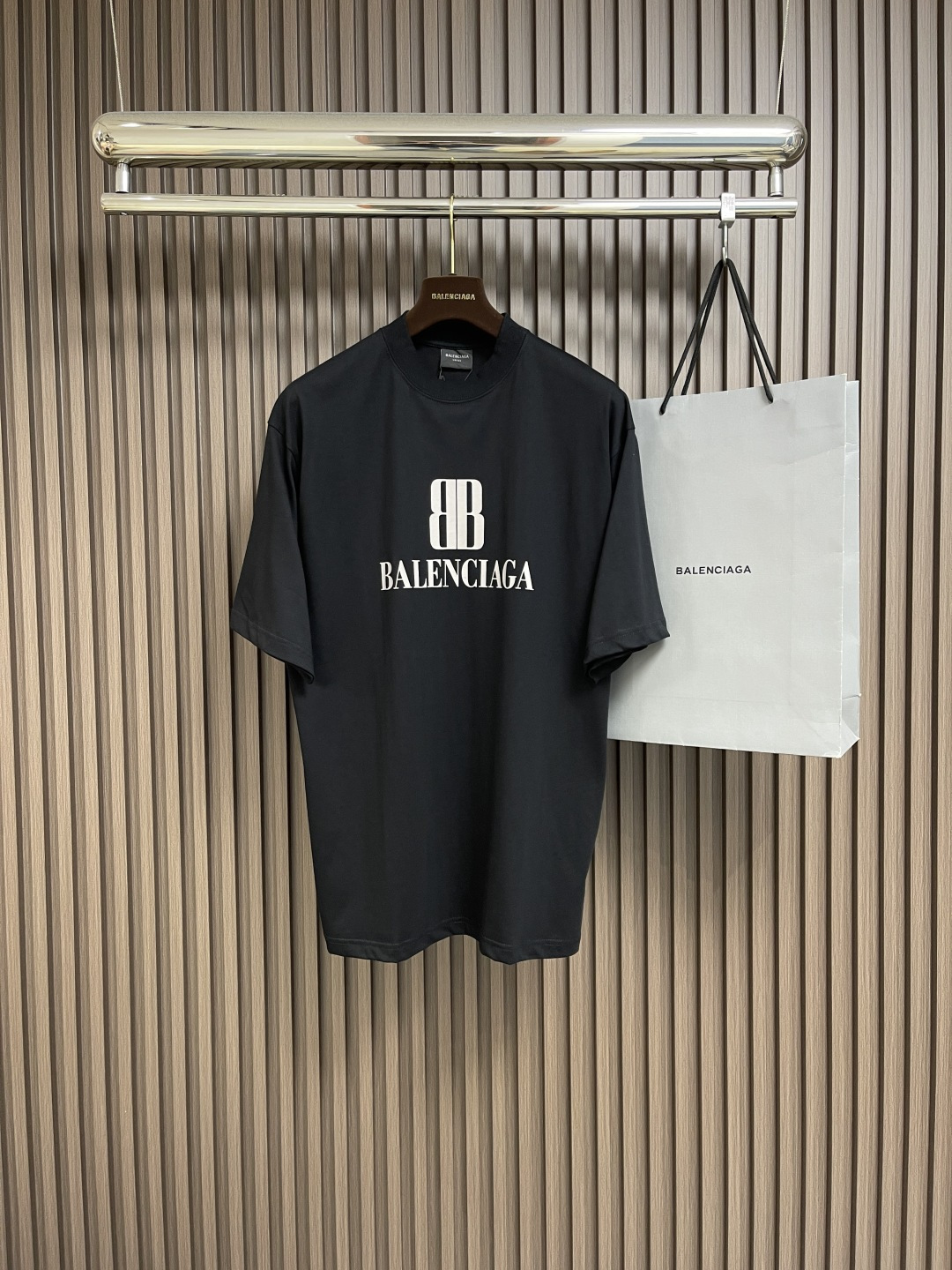 NO:415166,Balenciaga black letter double B printed short-sleeved T-shirt, using 15S fine cotton plain pattern, 230g; paired with 32S double yarn thread, 300g. High-density dot slurry printing is a unique and advanced printing technology. The dots are distributed very densely, so the printed patterns have extremely high definition and resolution. Use high-density dot slurry printing technology to print various complex patterns and textures on clothing. Ink and graffiti letter printing has a unique texture and three-dimensionality through this technology. The overall line is straight and delicate, the fabric is comfortable and soft, and the color is consistent and has no color difference. It can be matched with the same style to create a fashionable look, control various occasions, customize auxiliary materials, complete three standards, the same style for men and women!  Size XS-L, balenciaga, T-shirt,tees, t-shirt,alexander wang19860909Balenciaga 黑字母双B印花短袖T恤,采用15S精棉平纹,230g；搭配 32S双纱拉架螺纹,300g.高密度网点浆印花是一种独特且高级的印刷技术,网点的分布非常密集因此印刷出的图案具有极高的清晰度和分辨率.利用高密度网点浆印花技术在服装上印刷出各种复杂的图案和纹理,水墨涂鸦感字母印花通过这种技术印刷,具有独特的质感和立体感.整体走线平直细腻,面料舒适柔软,颜色一致无色差 能与同款搭配营造时尚造型,驾驭各种场合,定制辅料,三标齐全,男女同款！尺码XS-L,,balenciaga,T-shirt,tees，t-shirt,alexander wang,Men's clothing