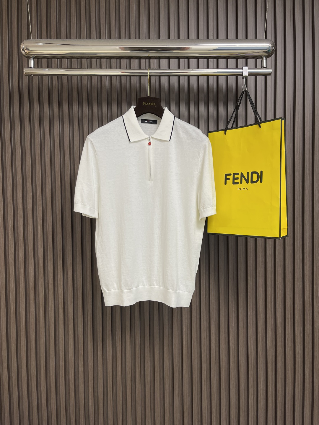 NO:418634,Kiton's classic logo knitted short-sleeved POLO shirt was founded in Naples, Italy in 1968. Founder Ciro Paone has an almost crazy persistence in quality. 'Add one more point above the full score' is the brand's consistent guiding principle. As a representative of classic elegance, Kiton uses traditional craftsmanship, rare fabrics, and exquisite tailoring to give clothes a vivid vitality. Size M-3XL, T-shirt, alexander wang19860909Kiton 经典标识针织短袖POLO衫,品牌于1968年创立于意大利那不勒斯,创始人Ciro Paone先生对品质有着近乎疯狂的执着,“满分之上再加一分”是品牌一贯的指导原则.作为经典优雅的代表,Kiton以传统的工艺,珍稀的面料,精湛的剪裁,赋予衣服鲜活的生命力.尺码M-3XL,,T-shirt,alexander wang,Men's clothing