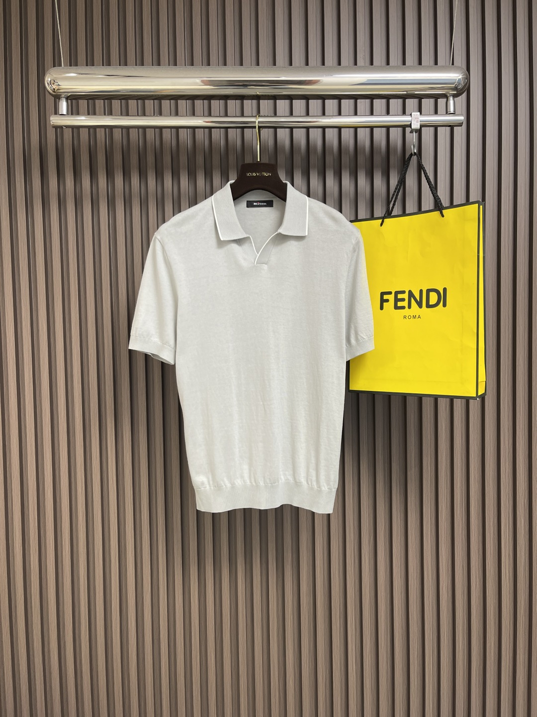 NO:418626,Kiton Men's V-lap short-sleeved knitted POLO shirt, simple but not lacking in style. As one of the representative works of the top luxury brands in Italy, the natural characteristics of wool fiber make the sweater light and warm, making the sweater extremely soft and skin-friendly, and it is very comfortable to wear. Pay attention to the matching of colors and patterns, making the sweater suitable for daily wear, and can be used for any occasion!  Size M-3XL, T-shirt,alexander wang19860909kiton 男士V翻领短袖针织POLO衫,简约而不失格调,作为意大利顶级奢侈品牌的代表作品之一,羊毛纤维的天然特性使得针织衫既轻盈又保暖,使得针织衫具有极佳的柔软度和亲肤性,穿着起来非常舒适,注重色彩和图案的搭配,使得针织衫既适合日常穿着,任何场合都即可！尺码M-3XL,,T-shirt,alexander wang,Men's clothing