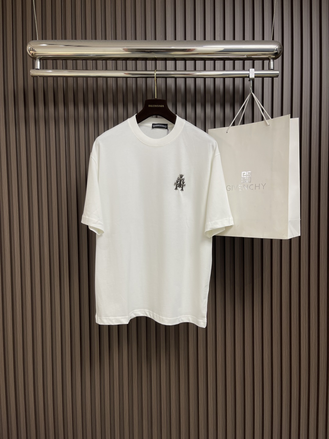 NO:415159,CH Croxin 2025SS early spring new hardware logo shirt 280g heavy pure cotton fabric versatile couple model Hardware seal full of high-end feeling A single item worth planting size M-XXL, chrome hearts, tees, t-shirt, alexander wang19860909CH 克罗心 2025SS早春新款五金标logot恤 280克重磅纯棉面料 百搭情侣款 五金仔章高级感拉满 非常值得种草的一款单品尺码M-XXL,,chrome hearts,tees，t-shirt,alexander wang,Men's clothing