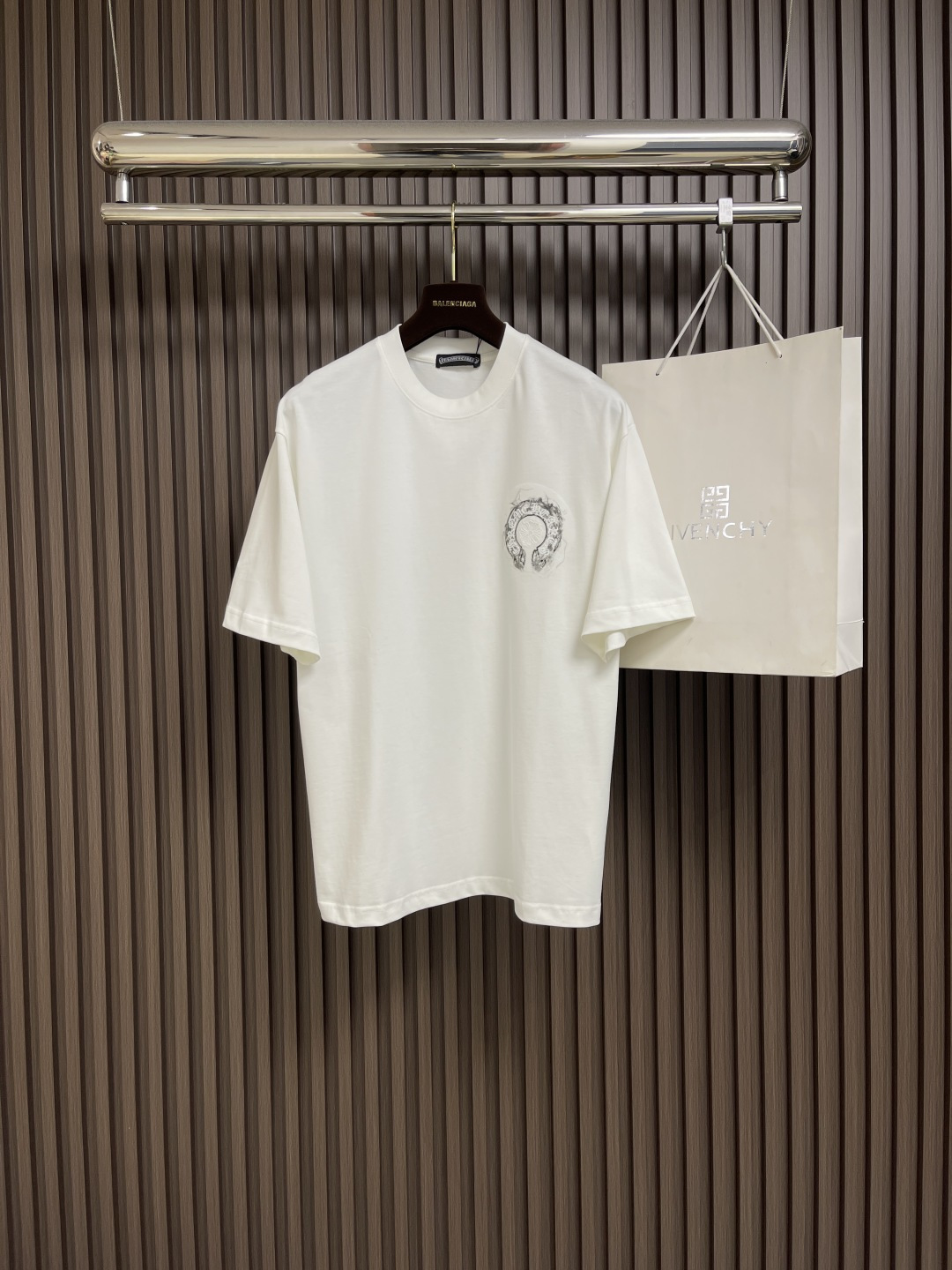 NO:415152,CH Croxin 2025FW Cross Flower Graffiti Print Short-Sleeve T-shirt Chrome Hearts Sanskrit, Chrome Hearts' iconic Sanskrit prints are flamboyant and mysterious. They instantly stand out from the crowd when they wear them, with a rock star aura. The bold prints break the dullness of conventional T-shirts and perfectly blend street trends with classic styles. It is perfect for daily going out on the street or attending music festivals!  Size M-XXL, chrome hearts, chrome hearts, T-shirt, tees, t-shirt, alexander wang19860909CH 克罗心 2025FW十字花涂鸦印花短袖T恤 Chrome Hearts梵文,Chrome Hearts标志性的梵文印花,张扬又神秘,穿上身瞬间从人群中脱颖而出,自带摇滚巨星气场.大胆的印花打破常规T恤的沉闷,将街头潮流与经典版型完美融合,日常出街或是参加音乐节都超合适！尺码M-XXL,,chrome hearts,chrome hearts,T-shirt,tees，t-shirt,alexander wang,Men's clothing