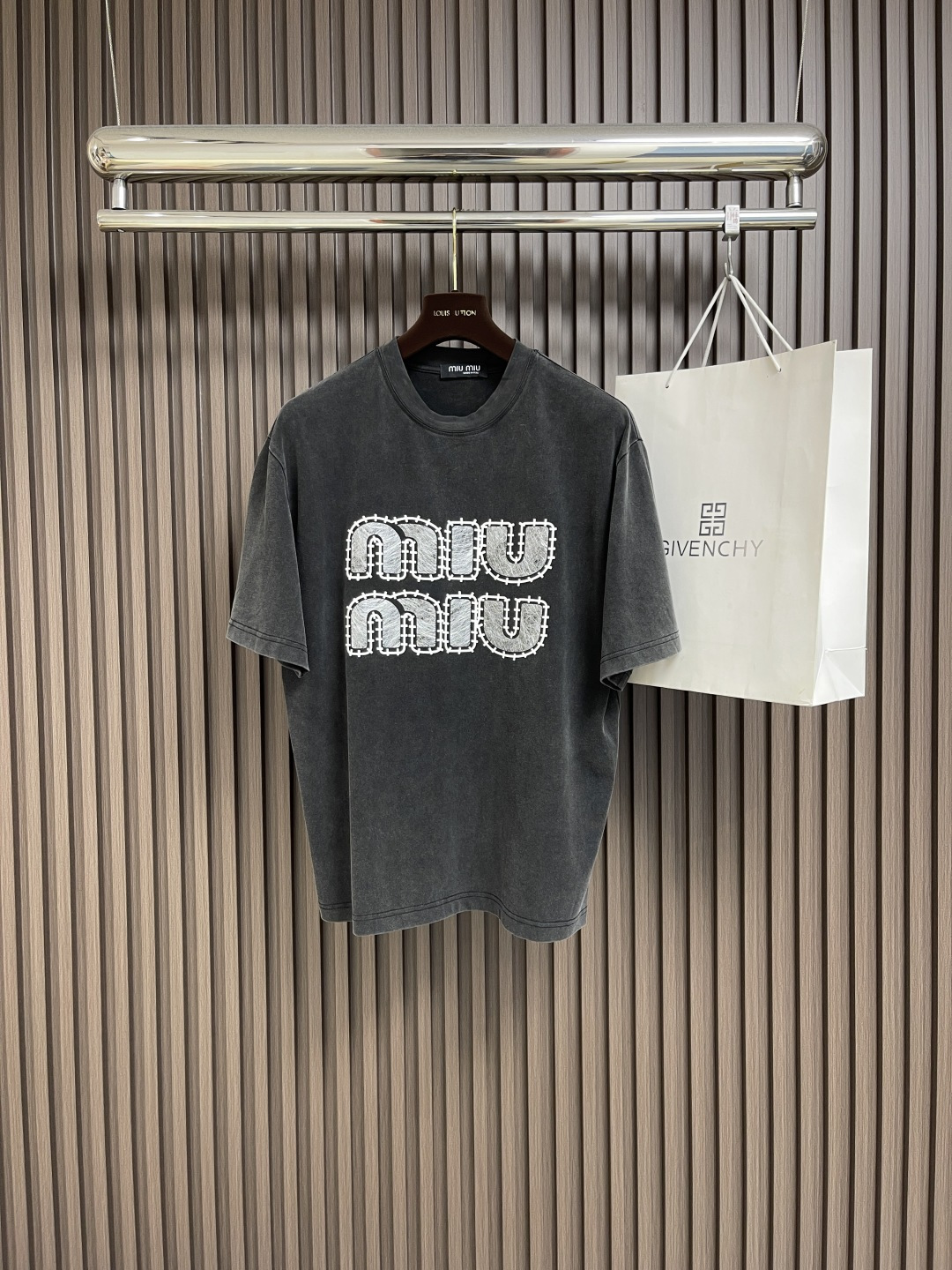 NO:418647,Miumiu 2025SS Spring and Summer New Products Chest Three-dimensional Embroidery Classic Logo Short-sleeved T-shirt, Detergent Dyeing High Gram Heavy Combed Cotton Fabric, Soft and Combed Cotton Texture, Soft and Comfortable Texture, Very Stylish and Handy, Os Loose Side Style, Spring and Summer Men and Women Sizes M-XXL,, Miumiu, T-shirt, Tees, T-shirt, Alexander Wang19860909miumiu 2025SS春夏新品胸口立体刺绣经典logo短袖t恤,定织定染高克重紧密精梳棉面料,质感柔软舒适上身非常有型帅气,os落肩宽松版型 春夏 男女同款 尺码M-XXL,,miumiu,T-shirt,tees，t-shirt,alexander wang,Men's clothing