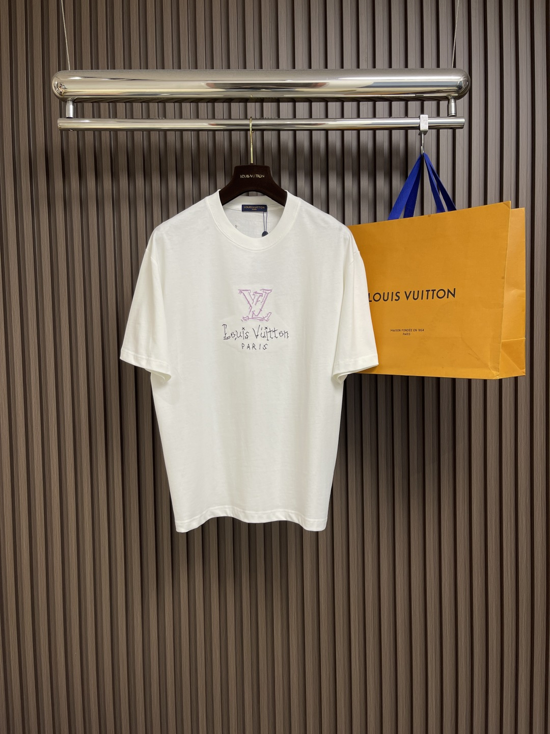 NO:418696,LV 2025ss new knitted short-sleeved T-shirt, classic twisted rope logo embroidery, the fabric is super comfortable customer-supplied fabric, the whole piece of clothing feels soft and delicate, and the breathable is good. The embroidered pattern adds the overall sense of high-end!  Size M-XXL, louis vuitton, T-shirt,tees, t-shirt,alexander wang19860909LV 2025ss新款针织短袖T恤,经典的扭绳logo刺绣,面料是超级舒适的客供面料,整件衣服手感柔软细腻 透气性好,刺绣的图案增加了整体的高级感！尺码M-XXL,,louis vuitton,T-shirt,tees，t-shirt,alexander wang,Men's clothing