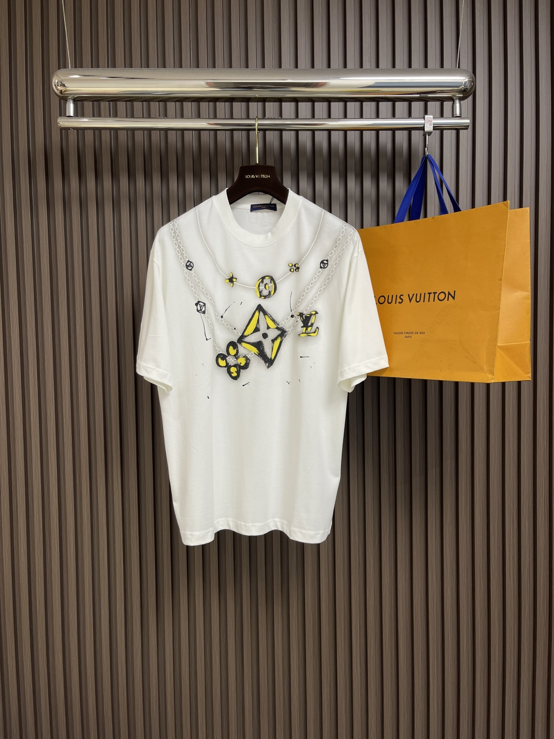 NO:418714,LV 2025fw summer new graffiti embroidered short-sleeved T-shirt, customized 260g cotton double yarn tight and smooth fabric, clean cloth surface, clear cloth pattern, very delicate and solid feel, more strong, tight and wear-resistant, three-dimensional positioning and tailoring of the dress. Size M-XXL,,louis vuitton, T-shirt,tees, t-shirt,alexander wang19860909LV 2025fw夏季新款涂鸦刺绣短袖t恤,定制260g全棉双纱紧密爽滑面料,布面干净,布纹清晰,手感非常细腻扎实,更加力挺 紧实耐磨,整衣立体定位剪裁.尺码M-XXL,,louis vuitton,T-shirt,tees，t-shirt,alexander wang,Men's clothing