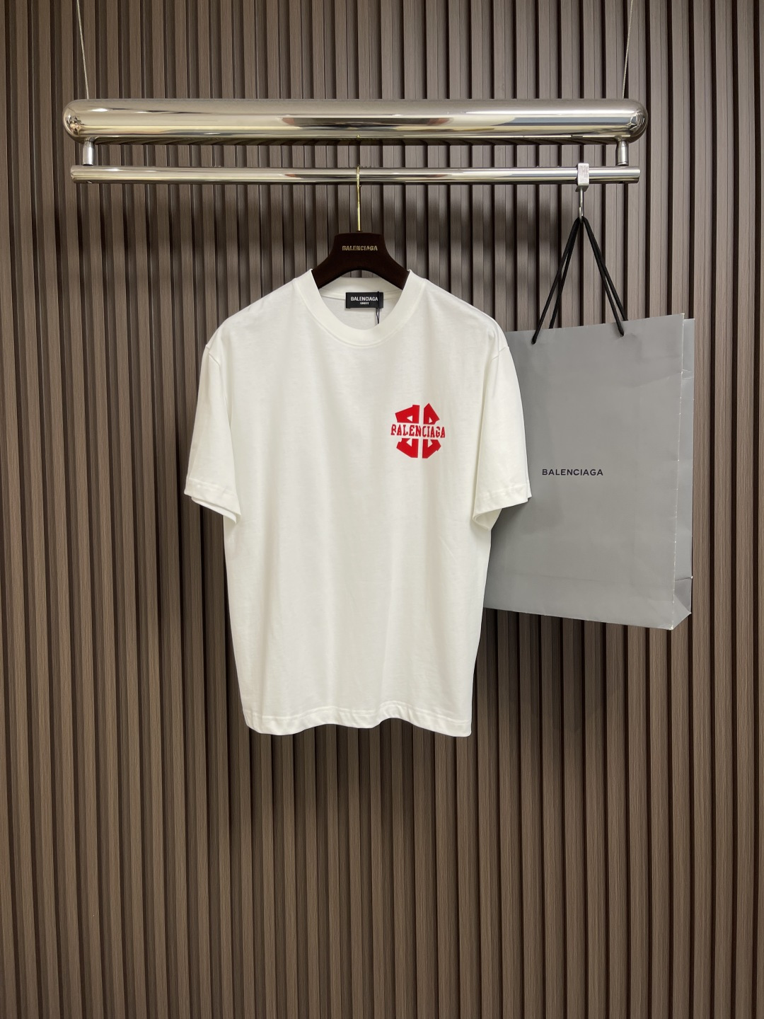 NO:418595,Balenciaga BB flocking printed logo round neck short-sleeved T-shirt, fixed weaving and dyeing 100% pure cotton double-strand fabric, laundry washing water, front high-definition scanning pattern perfectly restored laser positioning machine printing, neckline ribbed fabric fixed weaving and dyeing, overall line straight and delicate, fabric comfortable and soft, consistent color without color difference, customized auxiliary materials. Size M-XXL,,balenciaga, T-shirt,tees, t-shirt,alexander wang19860909Balenciaga BB植绒印花logo圆领短袖T恤,定织定染百分百纯棉双股面料 成衣洗水 前幅高清扫描图案完美还原激光定位机印 领口罗纹面料定织定染色 整体走线平直细腻 面料舒适柔软 颜色一致无色差,定制辅料.尺码M-XXL,,balenciaga,T-shirt,tees，t-shirt,alexander wang,Men's clothing