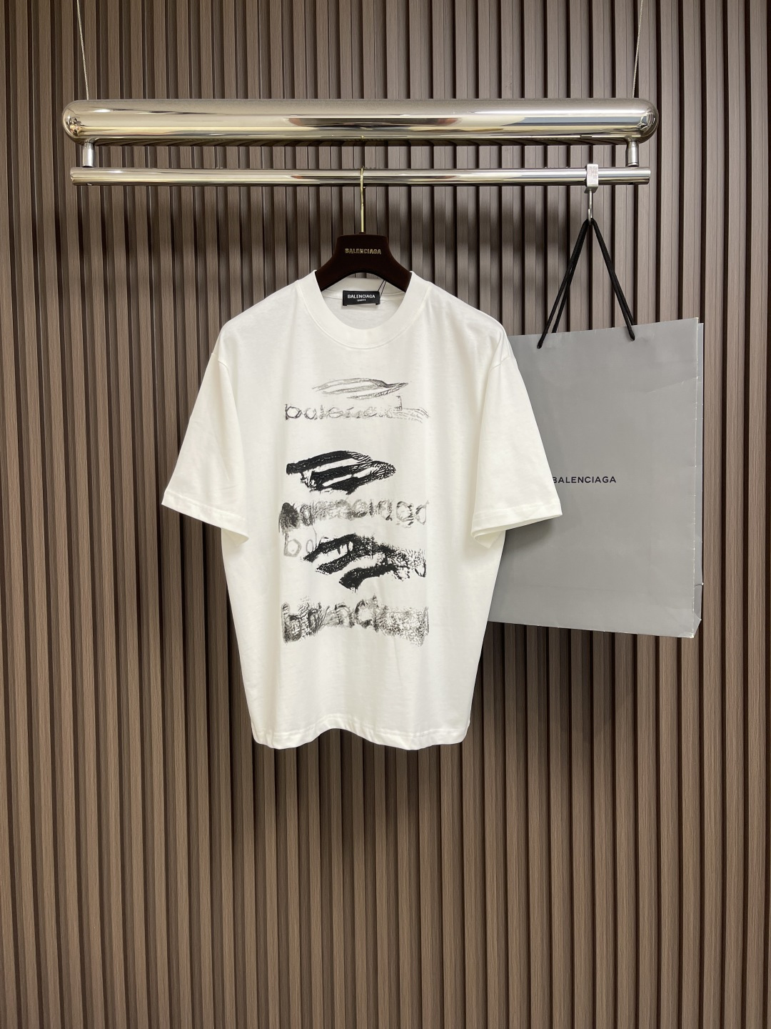 NO:418587,Balenciaga 2025SS new fuzzy letter logo printed round neck short-sleeved T-shirt, the fabric is made of fixed woven and dyed all cotton double yarn. The weight is 260 grams, and the cloth is clean.  The fabric is clear, soft and comfortable, and the threads are fixed dyed without color difference. The classic logo uses environmentally friendly imported materials to print, direct injection process of the outlet, and the effect is three-dimensional. The style adopts os loose shoulder-shoulder style. Size M-XXL, balenciaga, T-shirt,tees, t-shirt,alexander wang19860909Balenciaga 2025SS新款模糊字母logo印花圆领短袖T恤,面料采用定织定染全棉双纱.克重260克,布面干净．布纹清晰,柔软舒适,螺纹采用定染无色差.经典logo采用环保进口材料印花,网点直喷工艺,效果立体. 版型采用os宽松落肩版型.尺码M-XXL,,balenciaga,T-shirt,tees，t-shirt,alexander wang,Men's clothing