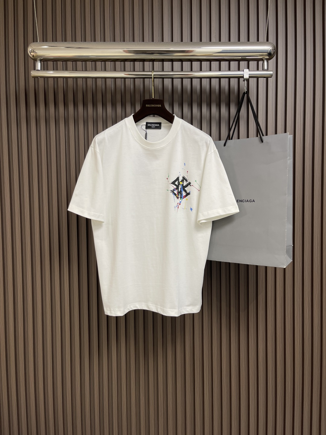 NO:418662,Balenciaga graffiti letter logo short-sleeved T-shirt unique fashionable and creative graffiti pattern casual and loose fit suitable for all body shapes, whitening and slimming on the upper body Customized 40 double yarn fabrics Soft and comfortable to touch, same style for men and women. Size M-XXL,,balenciaga, T-shirt,tees, t-shirt,alexander wang19860909Balenciaga 涂鸦字母logo短袖T恤 独具时尚创意的涂鸦图案 休闲宽松版型 适合各种身材 上身显白显瘦 定制40支双纱面料 手感柔软舒适 男女同款.尺码M-XXL,,balenciaga,T-shirt,tees，t-shirt,alexander wang,Men's clothing