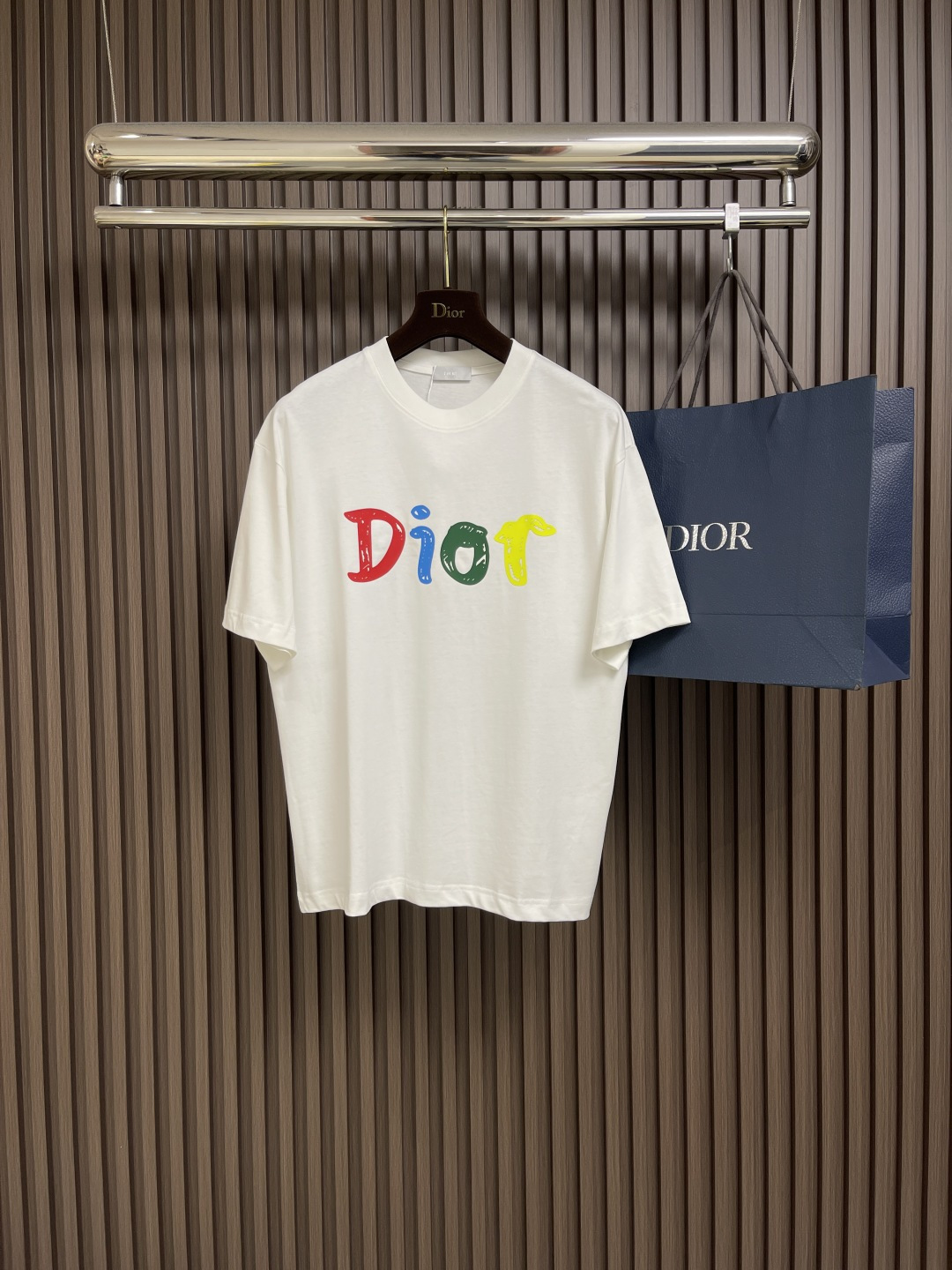 NO:415201,Dior 2025SS early spring new hand-painted graffiti pattern round neck short-sleeved T-shirt, pure cotton fabric, soft upper body, comfortable and breathable, full texture!  Fine workmanship!  Decorated with hand-painted graffiti patterns and dior letter logo embellishes the body. Classic round neck tailoring. Classic versatile, can be matched with items of various seasons. The body printing technology has long been unparalleled with high-end texture. The upper body is super handsome and stylish. The solid color body and dior logo bring a high recognition experience. The new season is a sincere designer masterpiece, basic round neck pullover short sleeves, versatile and popular style. Size M-XXL, dior, T-shirt, tees, t-shirt, alexander wang19860909Dior 2025SS早春新款手绘涂鸦图案圆领短袖T恤,纯棉面料,上身柔软,舒适透气,质感十足！做工精细！饰以手绘涂鸦 图案,dior字母标识点缀衣身.经典圆领剪裁.经典百搭,可与各季节单品搭配.衣身印花工艺早就无与伦比的高级质感,上身超级帅气有型,纯色衣身与dior 标识带来高辨识度体验,新一季 诚意满满的设计师力作,基础款圆领套头短袖,百搭爆款.尺码M-XXL,,dior,T-shirt,tees，t-shirt,alexander wang,Men's clothing