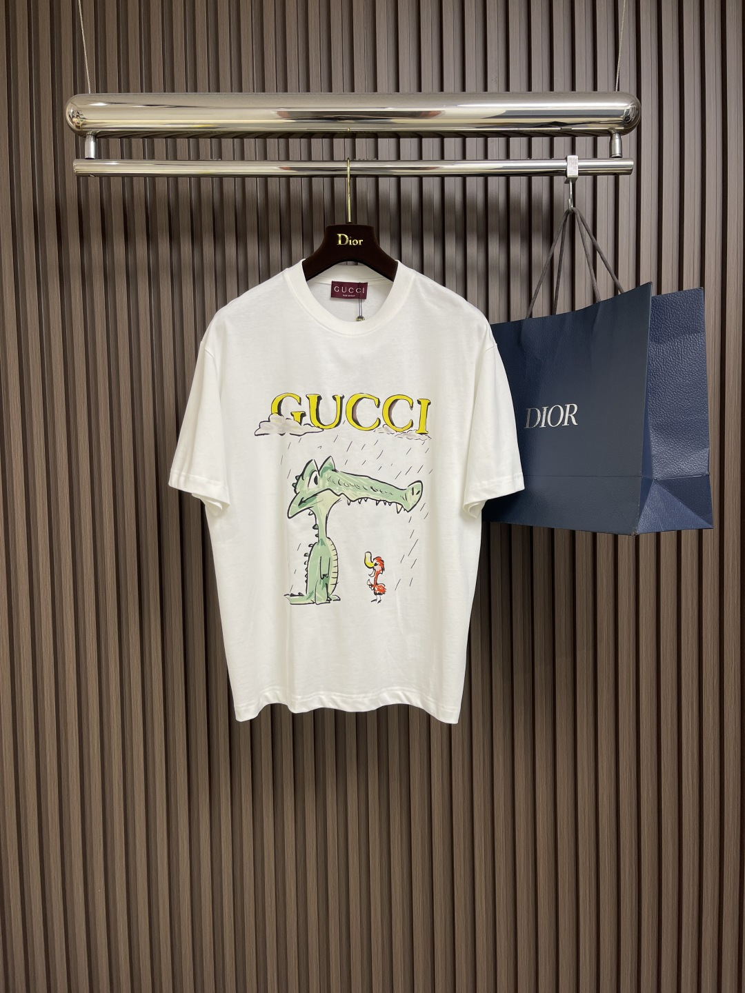 NO:415206,GUCCI printed cartoon character printed logo T-shirt, using 280g double yarn cotton fabric, paired with customized threaded prints, cute, handsome and fashionable tone, the style is not picky, the upper body enhances the complexion and is versatile!  Size M-XXL, gucci,tees, t-shirt,alexander wang19860909GUCCI 印花卡通人物印花logo T恤,采用280克双纱棉面料,搭配定制螺纹印花可爱帅气又时髦的调调,版型不挑人,上身提升气色又百搭！尺码M-XXL,,gucci,tees，t-shirt,alexander wang,Men's clothing
