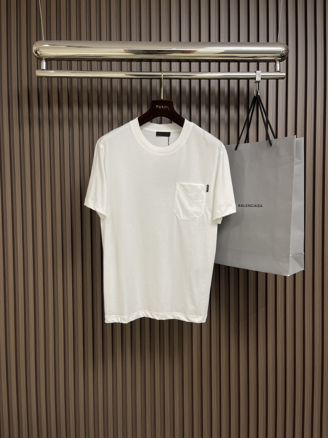 NO:418654,Prada 2025FW spring and summer new round neck base-fitting T-shirt, three-dimensional logo conventional half-sleeved active cotton base T-shirt, with a glutinous and skin-skinned feel, soft and tough. The process, toughness and wrinkle resistance have been greatly improved. The tailoring is very good, the chest logo pocket process is extremely recognizable. The three standards are complete, and the single-wear base must be used. Size M-3XL, prada,tees, t-shirt, alexander wang19860909Prada 2025FW春夏新品圆领打底外穿T恤,立体感logo常规半袖 活性纯棉打底T恤,手感面糯有骨感,柔而有韧性.工艺处理,韧性和抗皱性能得到大幅度提高.剪裁很到位,胸前logo口袋工艺,辨识度极高.三标齐全,单穿打底必备单品.尺码M-3XL,,prada,tees，t-shirt,alexander wang,Men's clothing