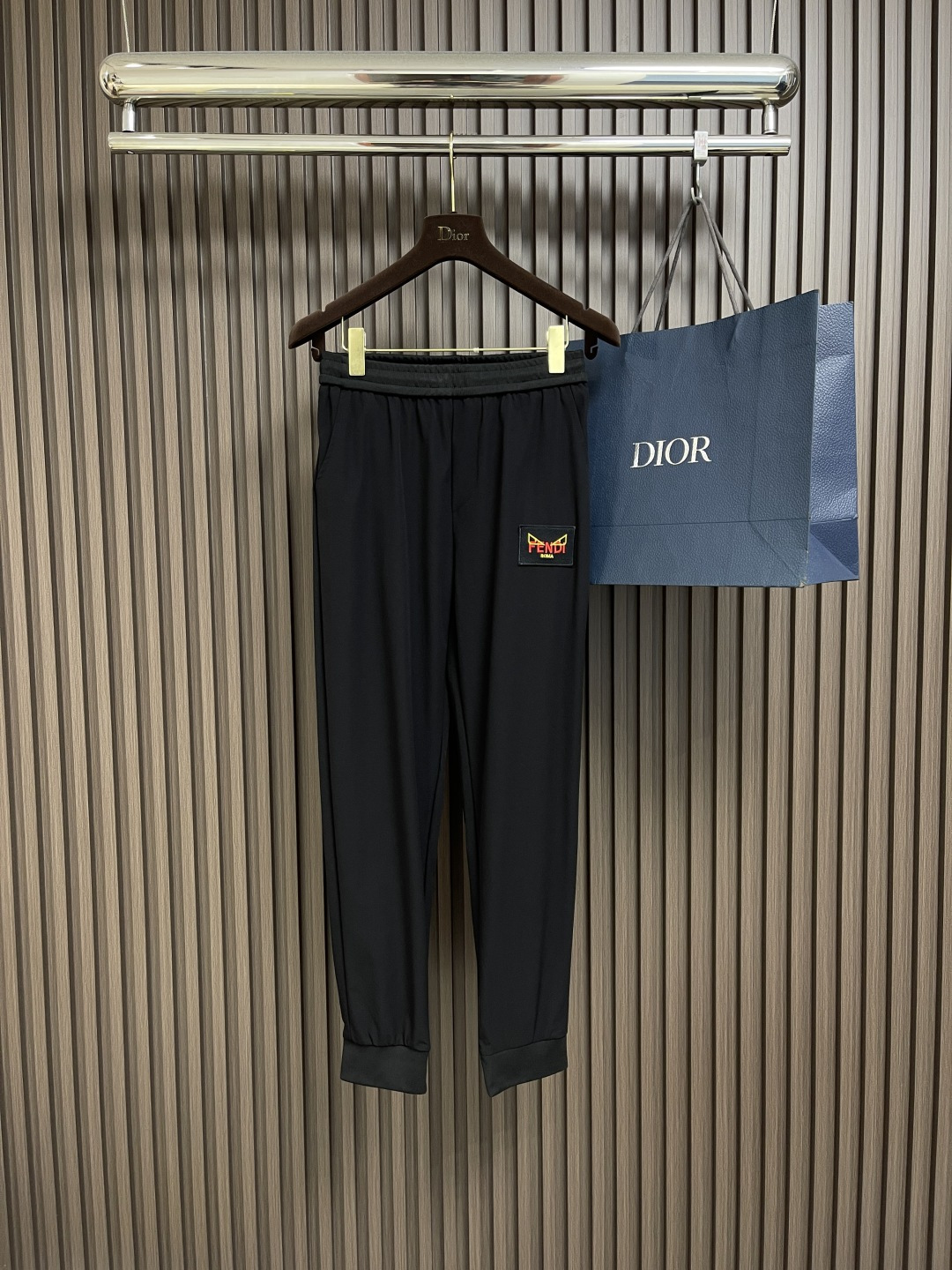 NO:418675,Fendi Little Monster Logo Retro casual pants Sports tie-fitting trousers, using preferred double-strand cotton twill 450g pure cotton fabric, high-end custom brand logo logo logo drawstring head, pants that are not picky for occasions, versatile and closed-eye items, complete 3-marks. Size M-3XL,,fendi,alexander wang19860909Fendi 小怪兽标识复古休闲裤运动束脚卫裤,采用优选双股棉纱斜纹450g纯棉面料,高级定制品牌 logo 标识抽绳头,不挑场合的裤子,百搭闭眼入单品,3标齐全. 尺码M-3XL,,fendi,alexander wang,Men's clothing