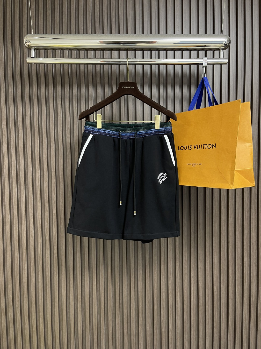 NO:475761,LV 2025ss new drawstring shorts, cotton knitted to interpret the academy style, illuminating the waist with luster and iridescent ribs. The left leg presents the Marque L.Vuitton Deposee logo embroidery, and the edged pockets inject agility into the elegant design, and can be composed of a comfortable style with the same baseball jacket. Size S-XL,,louis vuitton, shorts, jackets & coats,alexander wang19860909LV 2025ss新款抽绳短裤,选用棉质针织演绎学院风范,以莹泽虹彩罗纹点亮腰部.左腿呈现 Marque L.Vuitton Deposee 标识刺绣,镶边口袋为优雅设计注入灵动意趣,可与同款棒球夹克共谱闲适格调.尺码S-XL,,louis vuitton,shorts,jackets & coats,alexander wang,Men's clothing