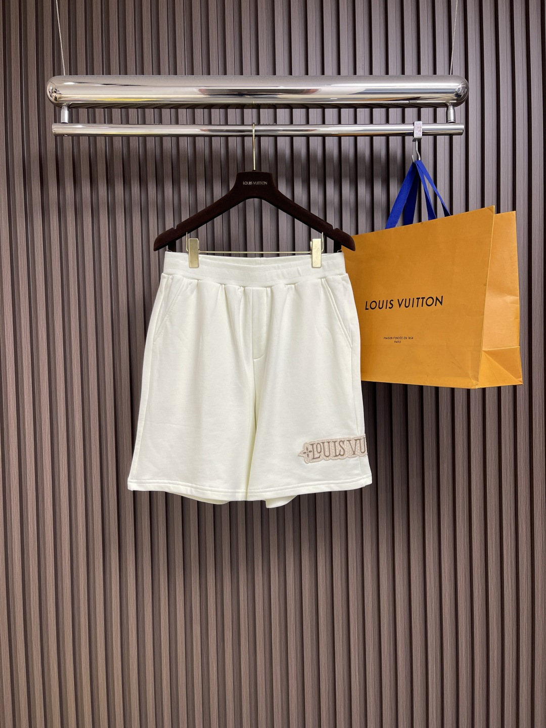 NO:475769,LV 2025ss Spring and Summer New Bermuda Shorts, Embroidered Pinyin logo, and the full cotton feels very delicate.  Comfortable upper body. Elastic waist, presbyterian drawstring + hardware logo customization method, supplemented by a zipper logo embellishment, the details are handled in place. The high-end texture is excellent, fashionable and atmospheric. Size S-XL,,louis vuitton, shorts, alexander wang19860909LV 2025ss春夏新款百慕大短裤,刺绣仔章标志性logo,全棉手感非常细腻．上身舒适.松紧腰头,老花抽绳＋五金LOGO定制做法,辅以仔章logo点缀,细节处理非常到位 高端质感版型极佳,时尚大气.尺码S-XL,,louis vuitton,shorts,alexander wang,Men's clothing