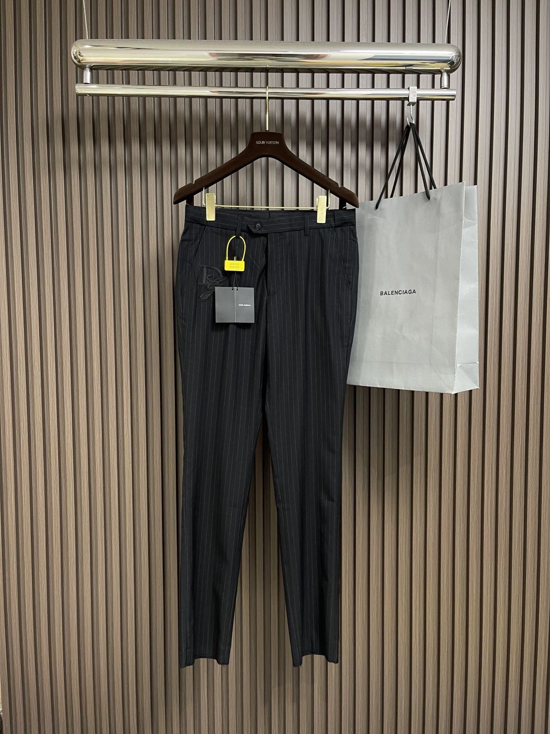 NO:454544,Complete set of removable single suits, trousers, DolceGabbana DG 2025ss Spring and summer new men's business casual blazer suits, ultra-high-end top-line ready-to-wear handmade series, the best in the suit field, the world-recognized top-quality fabrics and craftsmanship level, high-density four-sided elastic fabrics, making the texture and comfort of the fabric reach the peak, the visual effect of drooping and gloss first-class, beautiful and elegant, the texture is gorgeous, and the excellent gloss exudes a luxurious temperament. The fabric has been treated with no iron and wrinkle-free process, which is very scratchy and stylish. The exquisite traditional handicrafts are fully sewn with tight sewing and silk, and has exclusive and excellent cutting technology, which conforms to rigorous ergonomic design. The first choice for urban elite men, with perfect quality and gifts for their own use. The trousers are 29-38  Suit number 46-58, Dolce & Gabbana, jackets & coats, business suit, alexander wang19860909整套 可拆卖 单西服 西裤DolceGabbana DG 2025ss春夏新款男士商务休闲西装外套西裤套装,超高端顶尖一线成衣手工系列,西装领域里的佼佼者,世界公认的顶级面料和工艺水平,高密度支数四面弹面料,让面料的质感与舒适感达到登峰造极,垂感和光泽的视觉效果一流,绝美而优雅,肌理华丽十足,极好的光泽度透着贵奢气质,面料经过免烫抗皱工艺处理,非常挺刮有型,精湛的传统手工艺全贡针让走线严缝丝合,且拥有独家精良的裁剪技术,符合严谨的人体工程学设计,都市精英男士首选,品相完美一流,送礼自用都档次逼格十足.西裤码数29-38 西服码数46-58,,Dolce&Gabbana,jackets & coats,business suit,alexander wang,Men's clothing