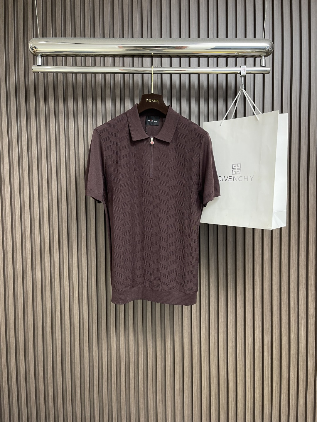 NO:453016,Kiton's classic logo knitted semi-pull training POLO shirt was founded in Naples, Italy in 1968. Founder Ciro Paone has an almost crazy persistence in quality. 'Add one more point above the full score' is the brand's consistent guiding principle. As a representative of classic elegance, Kiton uses traditional craftsmanship, rare fabrics, and exquisite tailoring to give clothes a vivid vitality. Size 48-56,,alexander wang19860909Kiton 经典标识针织半拉练POLO衫,品牌于1968年创立于意大利那不勒斯,创始人Ciro Paone先生对品质有着近乎疯狂的执着,'满分之上再加一分'是品牌一贯的指导原则.作为经典优雅的代表,Kiton以传统的工艺,珍稀的面料,精湛的剪裁,赋予衣服鲜活的生命力.尺码48-56,,alexander wang,Men's clothing