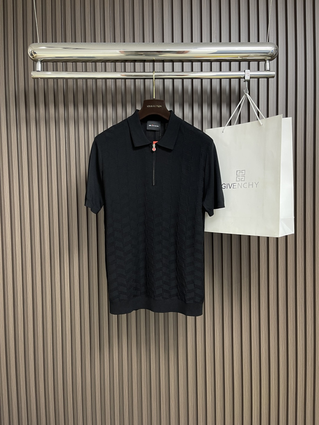 NO:453011,Kiton classic logo knitted semi-pull training POLO shirt, the brand was founded in Naples, Italy in 1968. Founder Ciro Paone has an almost crazy persistence in quality. 'Add one more point above the full score' is the brand's consistent guiding principle. As a representative of classic elegance, Kiton uses traditional craftsmanship, rare fabrics, and exquisite tailoring to give clothes a vivid vitality. Size 48-56o,,alexander wang19860909Kiton 经典标识针织半拉练POLO衫,品牌于1968年创立于意大利那不勒斯,创始人Ciro Paone先生对品质有着近乎疯狂的执着,'满分之上再加一分'是品牌一贯的指导原则.作为经典优雅的代表,Kiton以传统的工艺,珍稀的面料,精湛的剪裁,赋予衣服鲜活的生命力.尺码48-56o,,alexander wang,Men's clothing