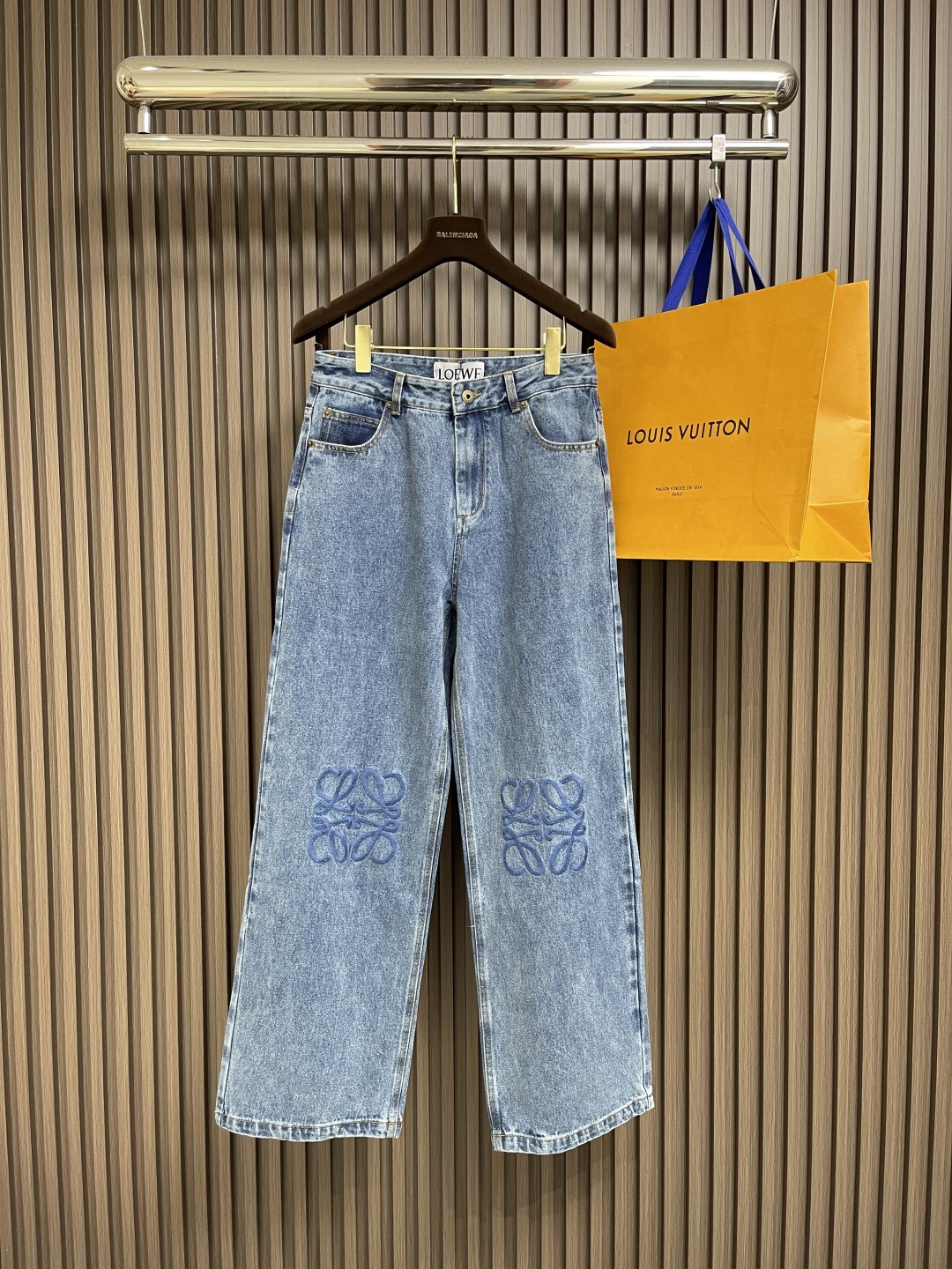 NO:454549,Loewe 2025Ss Spring and Summer New Style Retro Embroidery Logo Denim Denim | Exclusive YB Development!  It uses imported denim denim fabric and logo embroidery. The overall design is very distinctive. It is charming and long legs are easy to have. The yb open mold button has a very good texture and is easy to match!  Size 36-38-40, loewe, alexander wang19860909Loewe 2025Ss春夏新款 复古刺绣logo丹宁牛仔|独家yb开发！采用进口丹宁牛仔面料.logo徽标刺绣,整体的设计非常有特色的,迷人大长腿轻松拥有,yb开模扣子质感超好,各种轻松搭配！尺码36-38-40,,loewe,alexander wang,Men's clothing