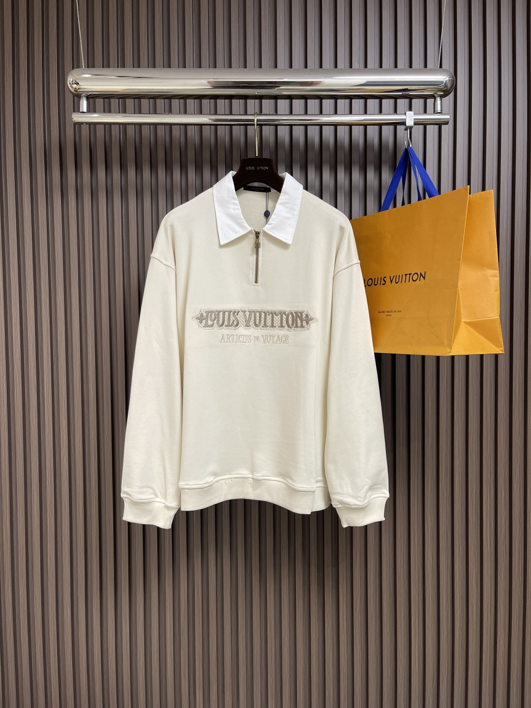 NO:454559,LV letter badge lapel semi-zipper contrasting lapel jacket, old-fashioned hardware zipper on the neckline and embroidered pattern of brand logo letter seal on the chest, low-key and unique charm of the brand!  The back waist is also made of brand letter embroidery design and the front closure just echo the theme!  The silhouette is very friendly to the body, and the versatile and unscrupulous style is simply closed. Size S-XL, louis vuitton, jackets & coats, alexander wang19860909LV 字母徽章翻领半拉链撞色翻领外套,领口做旧五金拉链搭配胸前品牌徽标字母印章刺绣图案,低调不失品牌独有的魅力！后腰也同样做品牌字母刺绣设计与前襟刚好呼应主题！廓形版型对身材包容度超友好,百搭不挑人的版型简直闭眼入 尺码S-XL,,louis vuitton,jackets & coats,alexander wang,Men's clothing