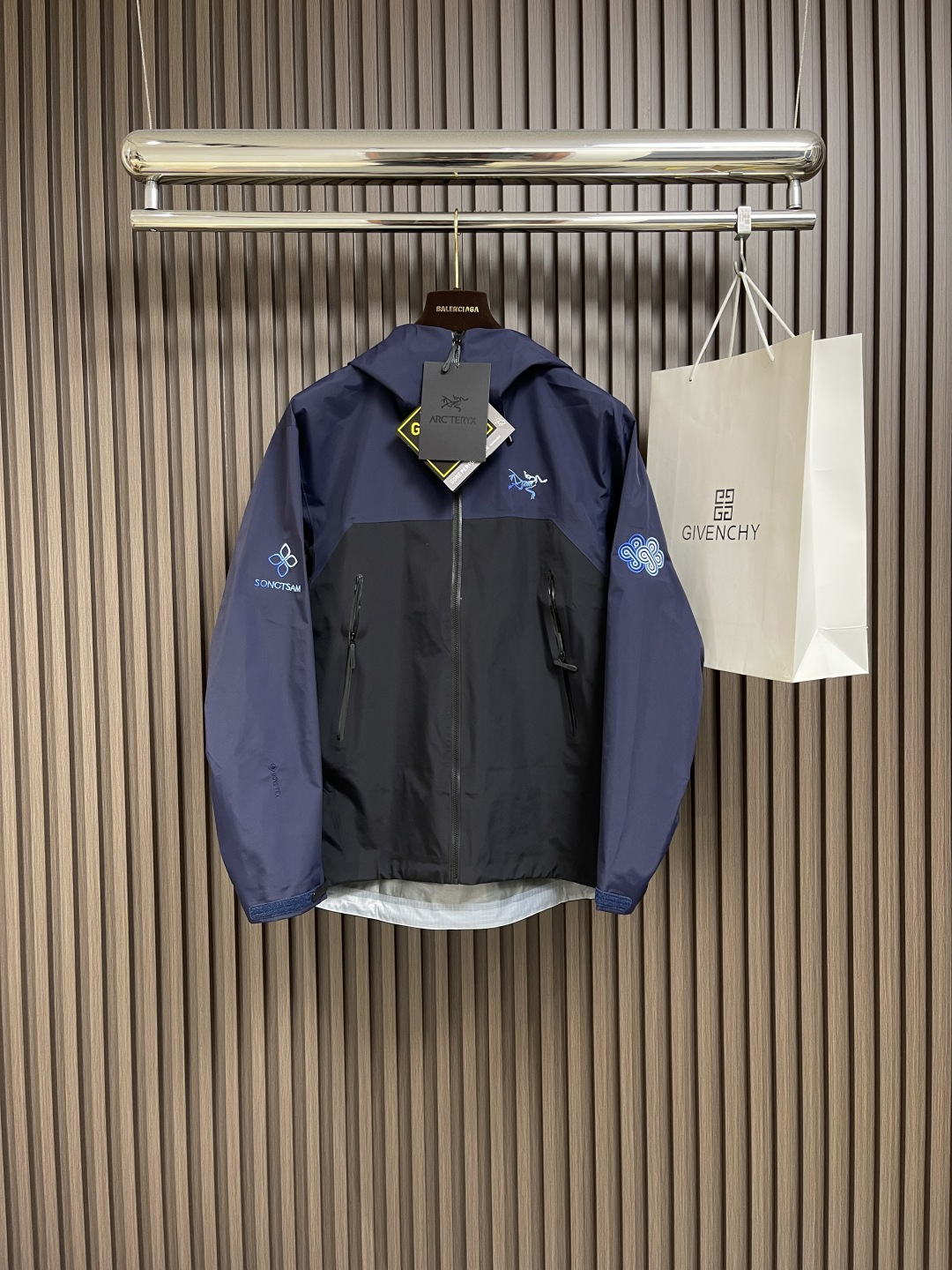 NO:454564,arcteryx Archaeopteryx x Songzan co-branded series outdoor waterproof hard shell hooded jacket coat. Unlock outdoor outfits about the secret realm of the Tibet Plateau.yb four-time glue pressing process 3D three-dimensional bionic design clothes long arms, tri-durance waterproof rainproof fabric, full set of auxiliary materials customization, dressing ykk underarm zipper, all open mold customization, multi-connection washing The underarm zipper is easy to vent quickly, the splicing design makes the fabric moveable with waterproof n100d-gore-tex pro iso standard 90 (iso4) grade polymer material breathable thin combined with textile fabric achieves the rolling effect of lotus leaf water droplets, highly lasting waterproof and breathable, excellent tear-proof performance, size S-XXL, arc'teryx, jackets & coats,hats,alexander wang19860909arcteryx 始祖鸟x松赞联名系列户外防水硬壳 连帽冲锋衣外套.解锁关于西藏高原秘境的户外穿搭.yb四次压胶工艺 整衣3d立体仿生学设计衣长臂弯,tri-durance防水防雨面料,全套辅料定制,整衣 腋下ykk双向拉链,五金全部开模定制,多联水洗 腋下拉链便于快速通风,拼接设计使活动自如面料采用防水n100d- gore-tex pro iso标准90 (iso4）级别高分子材料透气薄与纺织品结合 面料达到荷叶水珠滚动效果,高度持久防水透气,防撕裂性能优异,尺码S-XXL,arc'teryx,jackets & coats,hats,alexander wang,Men's clothing