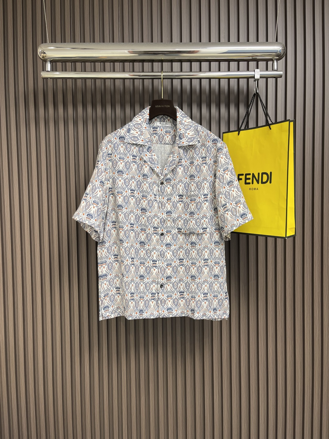 NO:454566,LP Loropiana 2025ss Summer New Federico Men's Shirt, the unique texture of linen exudes low-key confidence, which reminds people of sunny days and warm weather. The Federico shirt brings a retro bowling charm to the spring and summer wardrobe. The lapel design outlines the casual and free silhouette with a retro style Aperitivo print, inspired by the recipe book from the 1970s. The loose fit and short sleeves capture the essence of exquisite and casualness. Cuban collar chest patch pocket short sleeve horn button closure extra large fit Cardo Veneziano thistle print asymmetric bottom edge. Size S-XL, loro pigana, shirts, T-shirt, alexander wang19860909LP Loropiana 2025ss夏季新款Federico男士衬衫,亚麻的独特质地散发出低调的自信,令人不禁联想起阳光普照的日子和温暖的天气.Federico衬衫为春夏季衣橱带来复古保龄球风格魅力,开翻领设计勾勒随性洒脱的廓形饰有复古风格的Aperitivo 印花,灵感源自1970年代的食谱书.宽松版型和短袖捕捉精致休闲的精髓.古巴领胸前贴袋短袖角质纽扣开合超大版型侧面开衩Cardo Veneziano 蓟花印花不对称底边.尺码S-XL,,loro piana,loro piana,shirts,T-shirt,alexander wang,Men's clothing