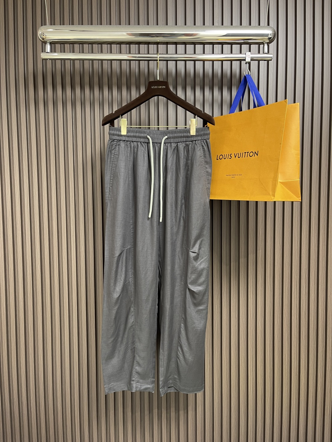 NO:454594,GUCCI graphite gray sky silk linen casual pants, how can I miss a pair of easy-to-wear and fashionable pants in summer!  ?  This pair of GG graphite gray sky silk linen pants directly fills the lazy and relaxed feeling and high-end style!  Tencel linen fabric has a natural breathing feeling, breathable and skin-friendly. Wear it in hot summer, like being wrapped in soft clouds, always keeping it cool and dry ~ Classic graphite gray color combination, low-key and high-end!  GG embroidered logo on the trouser body is exquisite and finishing touch, highlighting the brand texture, detail controls ecstasy ~ drawstring waist design, freely adjusts elasticity, accommodates all body shapes, comfortable and fashionable. Size XS-L, gucci, alexander wang19860909GUCCI 石墨灰天丝亚麻休闲裤,夏天怎么能少了一条好穿又时髦的裤子！？这条GG石墨灰天丝亚麻裤,直接把慵懒松弛感和高级格调拉满！天丝亚麻面料,自带天然的呼吸感,透气又亲肤,闷热夏日穿它,像被轻柔云朵包裹,时刻保持清凉干爽～经典石墨灰配色,低调又高级！裤身的GG刺绣标识,精致又点睛,彰显品牌质感,细节控狂喜～抽绳腰头设计,自在调节松紧,包容各种身形,舒适与时髦两手抓.尺码XS-L,,gucci,alexander wang,Men's clothing
