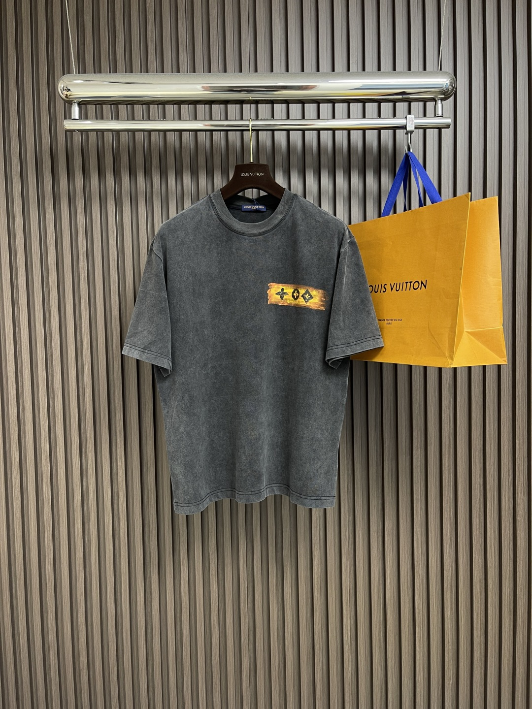 NO:454554,LV 2025ss new graffiti short-sleeved T-shirt, this one is one of the flower-shaped items of louis vuitton fall 2025 by harrell williams& nigo. The flower-shaped design demonstrates the exquisite skills. High-quality washing cotton cloth is fully burned with flower craftsmanship + old-fashioned, this casual item can be easily matched with daily outfits. Size M-XXL, louis vuitton, louis vuitton, T-shirt,tees, t-shirt,alexander wang19860909LV 2025ss新款涂鸦短袖T恤,这款是louis vuitton fall 2025 by harrell williams& nigo的花型单品之一,花型设计彰显了的精湛技艺.优质水洗棉布全烧花工艺＋做旧,这款随性单品可轻松搭配日常装扮.尺码M-XXL,,louis vuitton,louis vuitton,T-shirt,tees，t-shirt,alexander wang,Men's clothing