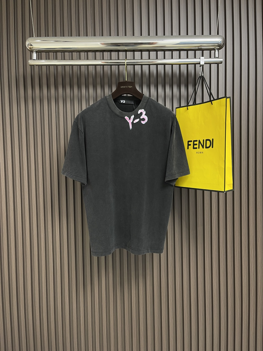 NO:454562,Y3 yamamoto Yamamoto y3 heavy spring and summer new short-sleeved T-shirt with back printed logo. Pure cotton fabric is skin-friendly and breathable and comfortable to touch. It is super versatile and easy to interpret street fashion. The same style for men and women!  Size M-XXL, T-shirt,tees,t-shirt,alexander wang19860909Y3 yamamoto 山本耀司 y3重磅春夏新款短袖t恤 后背印花标识 纯棉面料亲肤透气手感舒适,超级百搭轻松演绎街头潮人 男女同款！尺码M-XXL,,T-shirt,tees，t-shirt,alexander wang,Men's clothing