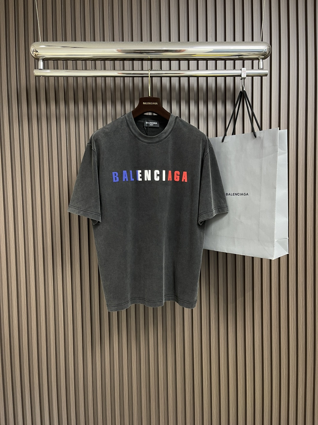 NO:454541,BALENCIAGA Colorful foam letters washed and worn out short-sleeved T-shirt, the fabric is made of Paris ZP fixed woven and dyed all cotton double yarn tight cotton.  Gram weight is 260 grams, and the cloth is clean.  The fabric is clear, soft and comfortable, and the threads are fixed dyed without color difference. The classic pattern is made of environmentally friendly imported materials and foamed printed, with clear letters and strong three-dimensional feeling. Restore the brick cabinet.  Wash the clothes in the old way, and many people are hand-worn. They are produced with overweight technology, and are very different from the market currency. You are welcome to compare. The style uses OS loose shoulder-off style.  Same style for men and women. Size M-XXL, balenciaga, T-shirt,tees, t-shirt,alexander wang19860909BALENCIAGA 彩色发泡字母水洗磨烂做旧短袖T恤,面料采用巴黎ZP定织定染全棉双纱紧密棉．克重260克,布面干净．布纹清晰,柔软舒适,螺纹采用定染无色差.经典图案采用环保进口材料发泡印花,字母清晰,立体感感强.还原砖柜．成衣水洗作旧,多位手工磨烂.超重工艺生产,巨别市场通货,欢迎对比.版型采用OS宽松落肩版型．男女同款.尺码M-XXL,,balenciaga,T-shirt,tees，t-shirt,alexander wang,Men's clothing