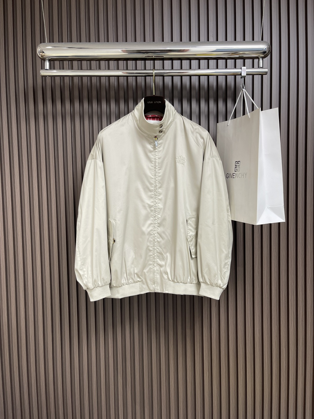 NO:454569,MIUMIU letter patch embroidered jacket, made of light brown cotton knitted fabric, red and white plaid lining inside, ribbed collar details, hidden metal zipper closure placket, knitted hem and sleeves, the overall line is straight and delicate, the fabric is comfortable and soft, the color is consistent and no color difference. It can be matched with the same style to create a fashionable look, control various occasions, customized auxiliary materials, complete three standards, the same style for men and women!  Size S-XL, miumiu, jackets & coats,alexander wang19860909MIUMIU字母贴布刺绣外套,采用浅咖色棉布针织面料,内里红白格纹里布,罗纹领细节,隐藏式金属拉链开合门襟,针织下摆和衣袖,整体走线平直细腻,面料舒适柔软,颜色一致无色差 能与同款搭配营造时尚造型,驾驭各种场合,定制辅料,三标齐全,男女同款！尺码S-XL,,miumiu,jackets & coats,alexander wang,Men's clothing