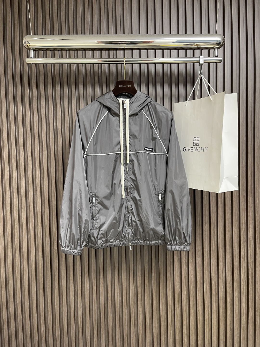 NO:454571,MIUMIU Tech silk jacket, the fabric is made of customized imported memory silk fabric texture, the overall wiring is straight and delicate, the fabric is comfortable and soft, the color is consistent and colorless. It can be matched with the same style to create a fashionable look, and control various occasions, custom auxiliary materials, complete three standards, the same style for men and women!  Size S-XL, miumiu, jackets & coats, jackets & coats, alexander wang19860909MIUMIU 科技丝夹克外套,面料采用定制进口记忆丝面料质感,整体走线平直细腻,面料舒适柔软,颜色一致无色差 能与同款搭配营造时尚造型,驾驭各种场合,定制辅料,三标齐全,男女同款！尺码S-XL,,miumiu,jackets & coats,jackets & coats,alexander wang,Men's clothing