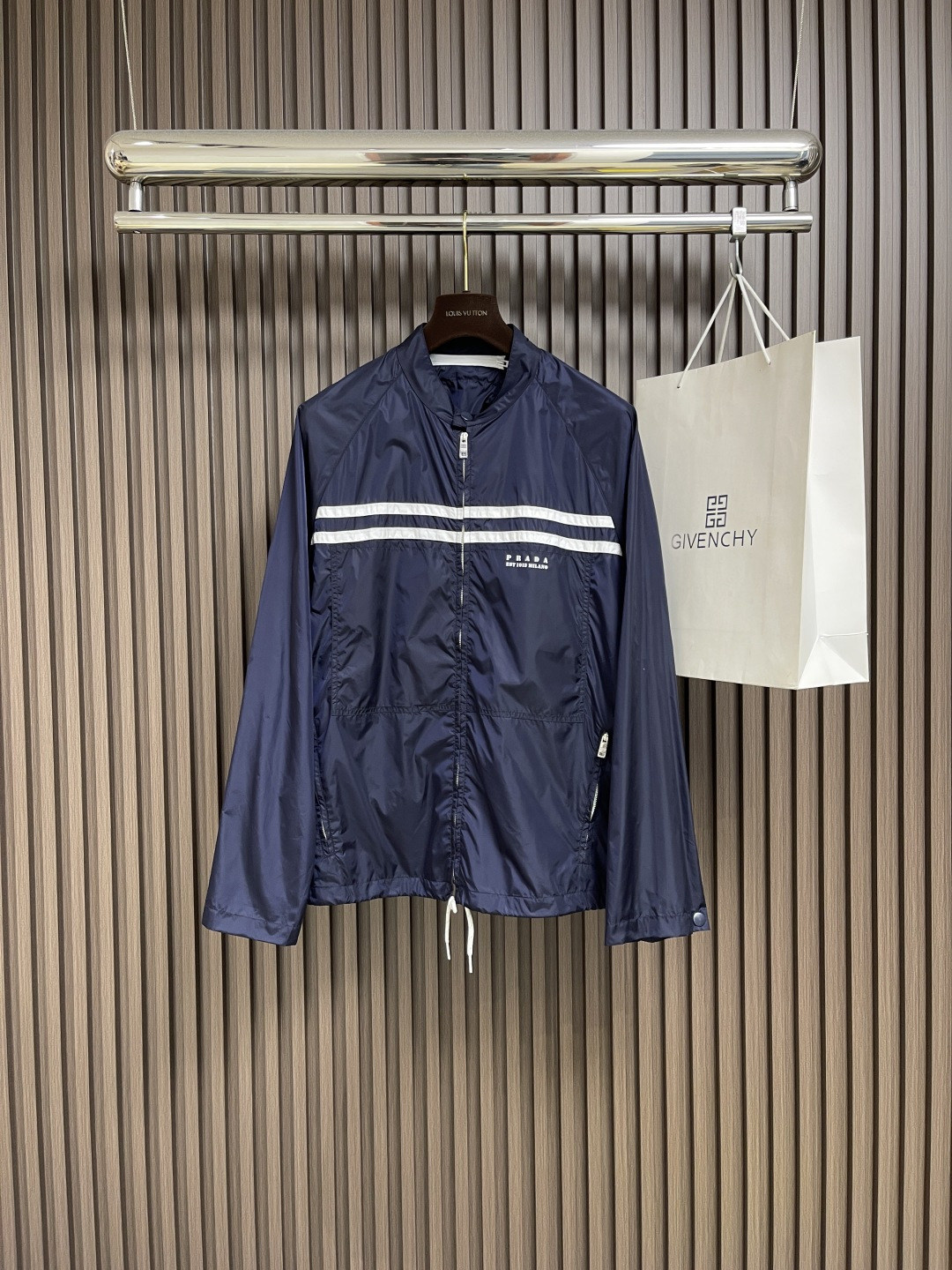 NO:454573,PRADA color-blocked printed striped jacket, made of woven cotton fabric, with comfortable and soft texture, skin-friendly and breathable, the inner lining is the same color, ragdoll sleeve design, striped color-blocked, the chest is decorated with letters and logo prints, metal zipper opening and closing placket, drawstring bottom hem, the overall line is straight and delicate, the fabric is comfortable and soft, the color is consistent and there is no color difference. It can be matched with the same style to create a fashionable look, control various occasions, customized auxiliary materials, complete three standards, the same style for men and women!  Size S-XL, prada, jackets & coats, jackets & coats, alexander wang19860909PRADA 拼色印花条纹夹克外套,采用梭织棉面料匠心制作,质感舒适柔软,亲肤透气,内里同色系里布,插肩袖设计,条纹拼色,胸口饰以字母徽标印花点缀,金属拉链开合门襟,抽绳底边下摆,整体走线平直细腻,面料舒适柔软,颜色一致无色差 能与同款搭配营造时尚造型,驾驭各种场合,定制辅料,三标齐全,男女同款！尺码S-XL,,prada,jackets & coats,jackets & coats,alexander wang,Men's clothing