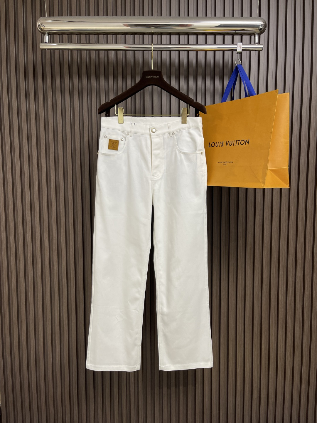 NO:454599,LV 2025FW spring and summer new light-color denim cotton straight-leg trousers, pockets with nubonic LV patches, Damier nubonic labels, logo inscription pearlescent button closure, classic five-bag jeans cut, straight-leg typography. Size S-XL,,louis vuitton, jeans, alexander wang19860909LV 2025FW春夏新款浅色牛仔棉布直筒长裤,口袋配有正绒面革 LV 贴饰,Damier 正绒面革标签,标识铭纹珠光纽扣开合,经典五袋牛仔裤剪裁,直筒版型.尺码S-XL,,louis vuitton,jeans,alexander wang,Men's clothing
