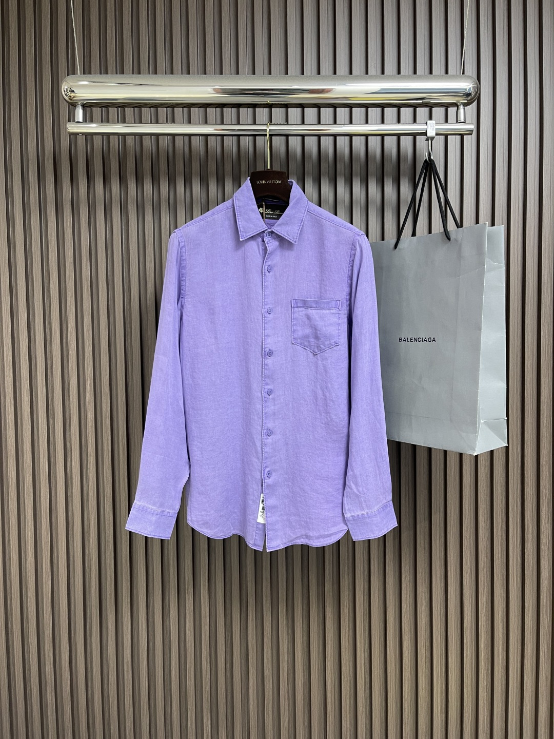 NO:453089,LP Nouo Pianya pursues excellent and high-quality luxury goods, collectible imported color knitted long-sleeved shirts. Customers supply high-quality imported high-sleeved fabrics, high density and delicate texture, self-evident comfort, excellent skin-friendliness, excellent breathability, excellent details, exquisite craftsmanship, neat and rigorous wiring! The upper body effect is excellent. It is suitable for business and casual and daily wear, and is an indispensable item in the wardrobe. Size S-XXL, loro piano, shirts, alexander wang19860909LP 诺悠翩雅追求卓越高品质的奢品者,珍藏级进口色织长袖衬衫.客供高定进口高支面料,高密度且质感细腻,舒适度不言而喻,亲肤性绝佳,透气性亦优越,细节方面亦非常出色,工艺精湛细腻,走线工整严谨! 上身效果非常出色 商务休闲及日常穿搭皆宜,衣橱不可或缺的单品.尺码S-XXL,,loro piana,shirts,alexander wang,Men's clothing