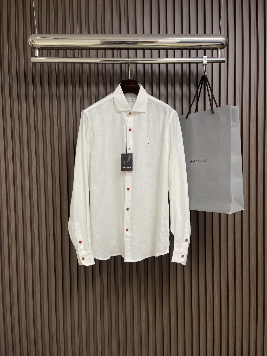 NO:453093,Kiton 2025SS early spring new long-sleeved shirt continues the brand's classic and distinctive style design. The atmospheric and luxurious wiring is really easy to see, and it is super handsome when you control it!  Made of imported high-quality fabrics, the fabric feels lighter than conventional fabrics, and the touch is softer and skin-friendly, so it is not picky. The texture is very crisp and has a strong and skewer!  It is woven with high-end jacquard machine, and the wiring is full of extremely obvious concave and convex three-dimensional sense. The details and exquisiteness are perfect so that they cannot be picked. The front classic brand logo red retro button decoration interprets the sense of high quality to every detail of the body!  The high-level positioning and cutting process ensures the alignment and visual beauty of the bright lines at the joints. It is a versatile product that is not picky about people or gender or age. It is highly recommended for everyone to buy it!  Size M-3XL, Shirts,alexander wang19860909kiton 2025SS早春新款长袖衬衫,延续了品牌经典鲜明的风格设计,大气奢华的走线真是好看到不行,驾驭起来都超级帅气！客供进口优质面料制成,面料手感比常规面料要偏轻薄一些,触感更是柔软亲肤到无法挑剔,质地非常的挺括且有筋骨感！采用高端提花机织造,走线富有极为明显的凹凸立体感,细节与精致程度都完美到无法去挑剔,前幅经典品牌logo红色复古纽扣装饰,将高级感演绎到了衣身的每一处细节！高水准定位裁剪工艺,保证了接缝处明线的对位与视觉美感,完全不挑人不挑性别年龄的百搭臻品,强烈推荐大家入手！尺码M-3XL,,shirts,alexander wang,Men's clothing