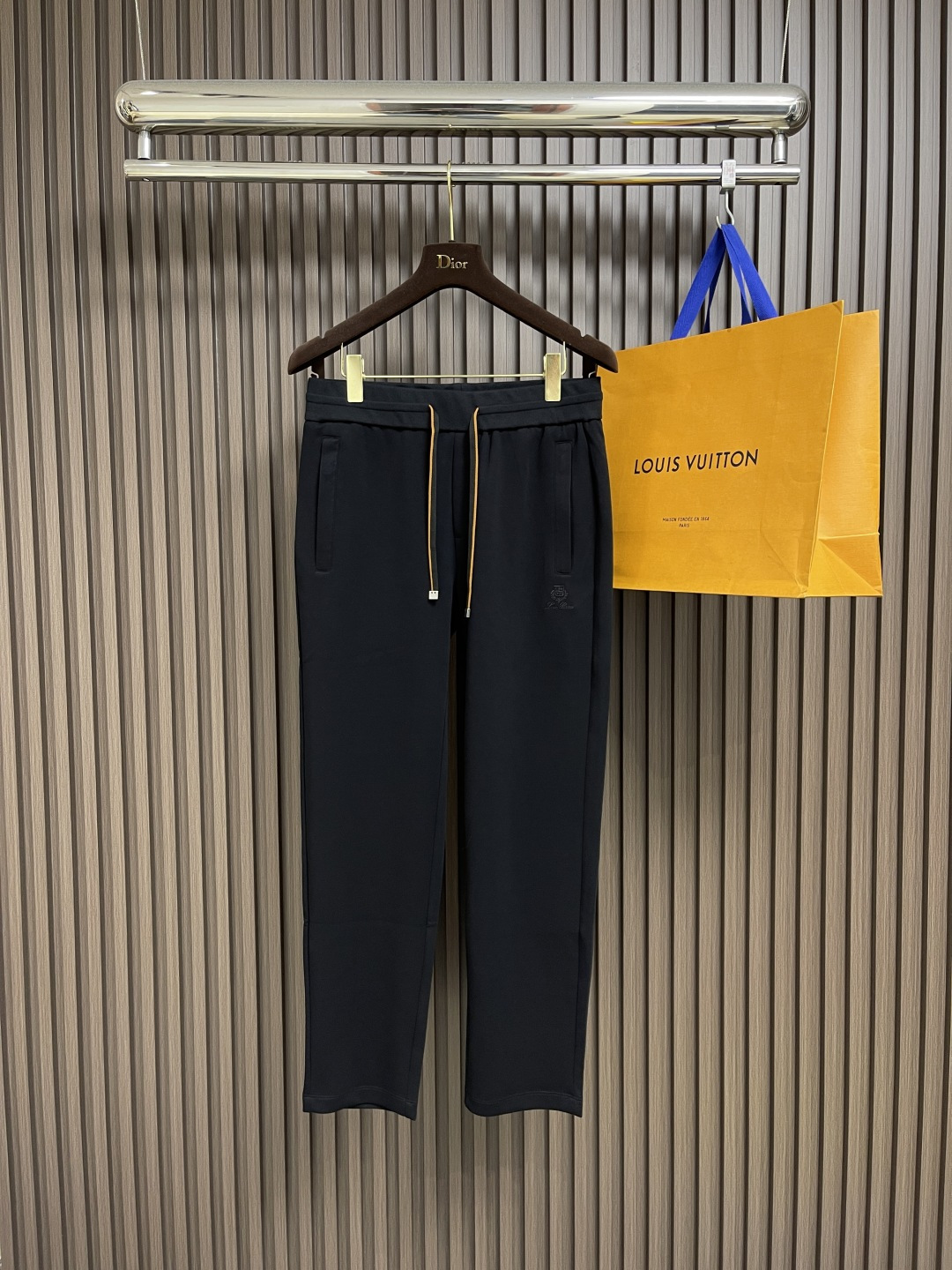 NO:453062,LP Loropiana 2025SS summer new leg trousers, customized cupric and air-layer blended fabric, anti-wrinkle non-stick gray and anti-static, the fabric is soft, comfortable and drooping.  The upright upper body is stylish and three-dimensionally cut and lengthens the leg lines, making it look taller and thinner.  Elastic belt design, easy to retract and place, customized original drawstring.  Very recognizable.  A suitable for various occasions, the waist drawstring design is convenient for adjusting elasticity and adding a sense of detail. The straight and loose style modifies the legs and accommodates all kinds of figures. Whether it is a simple combination to create a casual and daily style or a business commuter, it can be easily controlled and is a high-quality choice to enhance the taste of the outfit. Size M-3XL, loro piana, loro piana, alexander wang19860909LP Loropiana 诺悠翩雅 2025SS夏季新款束腿卫裤,定制铜氨丝空气层混纺面料,抗皱不粘灰抗静电,面料柔软舒适有垂感．立挺上身有型、立体裁剪设计拉长腿部线条,显高显瘦．松紧腰带设计,收放自如,订制原版抽绳．辨识度极高．一款适合多种场合穿搭的,腰部抽绳设计搭配,既方便调节松紧,又增添细节精致感.直筒宽松版型,修饰腿型,包容各种身材.无论是搭配简约打造休闲日常风,还是配上用于商务通勤,它都能轻松驾驭,是提升穿搭品味的优质之选.尺码M-3XL,,loro piana,loro piana,alexander wang,Men's clothing