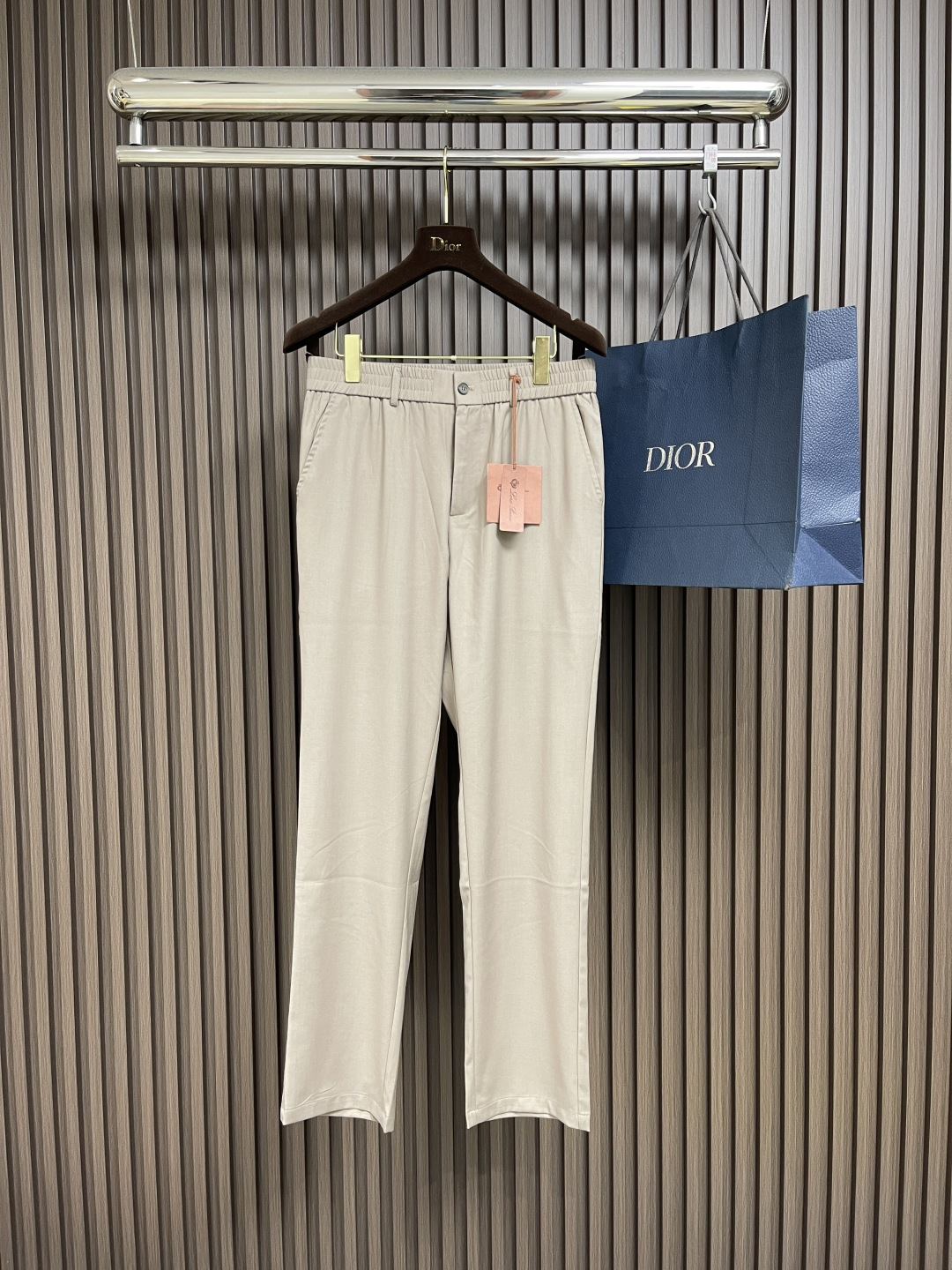 NO:453078,LP Loropiana 2025SS summer new casual pants and trousers, selected imported quick-drying elastic fabrics made of precision blended, allowing you to feel the most comfortable wearing experience to the greatest extent. They are breathable, skin-friendly, soft and delicate, light and breathable as a cicada wing, and can also experience the skin-friendly feeling like cool and silky. The unique technological fabric is elastic and fearless in all kinds of big moves. The neat and widened waist is cut very three-dimensional to meet the needs of different dressing preferences. After the upper body, it can fit the human body well and reduce the situation of arching during the wearing process. The iconic logo above the back pocket also perfectly reflects the brand's own luxury and high-end temperament. Exclusive mold-opening custom brand metal pendants, simple, light and luxurious, versatile, is a piece that can add a lot of points to your styling. It is the best choice for business men!  Size M-3XL, loro piana, loro piana, alexander wang19860909LP Loropiana 2025SS夏季新款休闲裤长裤,精选精工混纺而成的进口速干弹力面料,最大程度让你感受到最舒适的穿着体验,透气亲肤柔软细腻,轻盈透气薄如蝉翼,还能体会到犹如清凉冰丝般的亲肤感,独特的科技面料弹力十足,各种大动作都无所畏惧.工整加宽的腰头,以满足不同穿着喜好的需求裁剪的非常立体,在上身之后可以很好的贴合人体,减少在穿着过程中起拱的局面.后口袋上方标志性logo,亦是完美体现了品牌自身的奢华高阶气质,独家开模定制品牌金属挂件,简约轻奢百搭,是一件能让你的造型加分不少的单品,商务男士的不二选择！尺码M-3XL,,loro piana,loro piana,alexander wang,Men's clothing