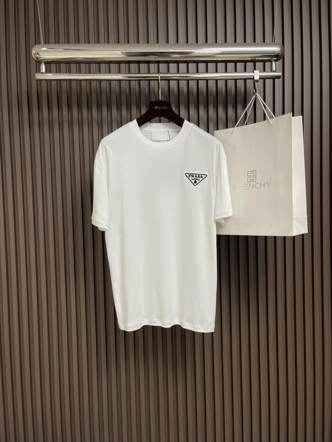 NO:453031,PRADA 2025ss new embroidered logo short-sleeved T-shirt, exclusively customized with original board 260g 32 double yarn pure cotton fabric texture is very soft and comfortable, matched with 320g 1x1 thread (the fabric threads are the same as the cylinder, and there is no color difference, not easy to deform) Size M-3XL,,prada,T-shirt,tees,t-shirt,alexander wang19860909PRADA 2025ss新款刺绣logo短袖T恤,采用原板独家定制260克32支双纱纯棉面料质感非常柔软舒服,搭配320克1x1螺纹（面料螺纹同缸定染无色差 不易变形）尺码M-3XL,,prada,T-shirt,tees，t-shirt,alexander wang,Men's clothing