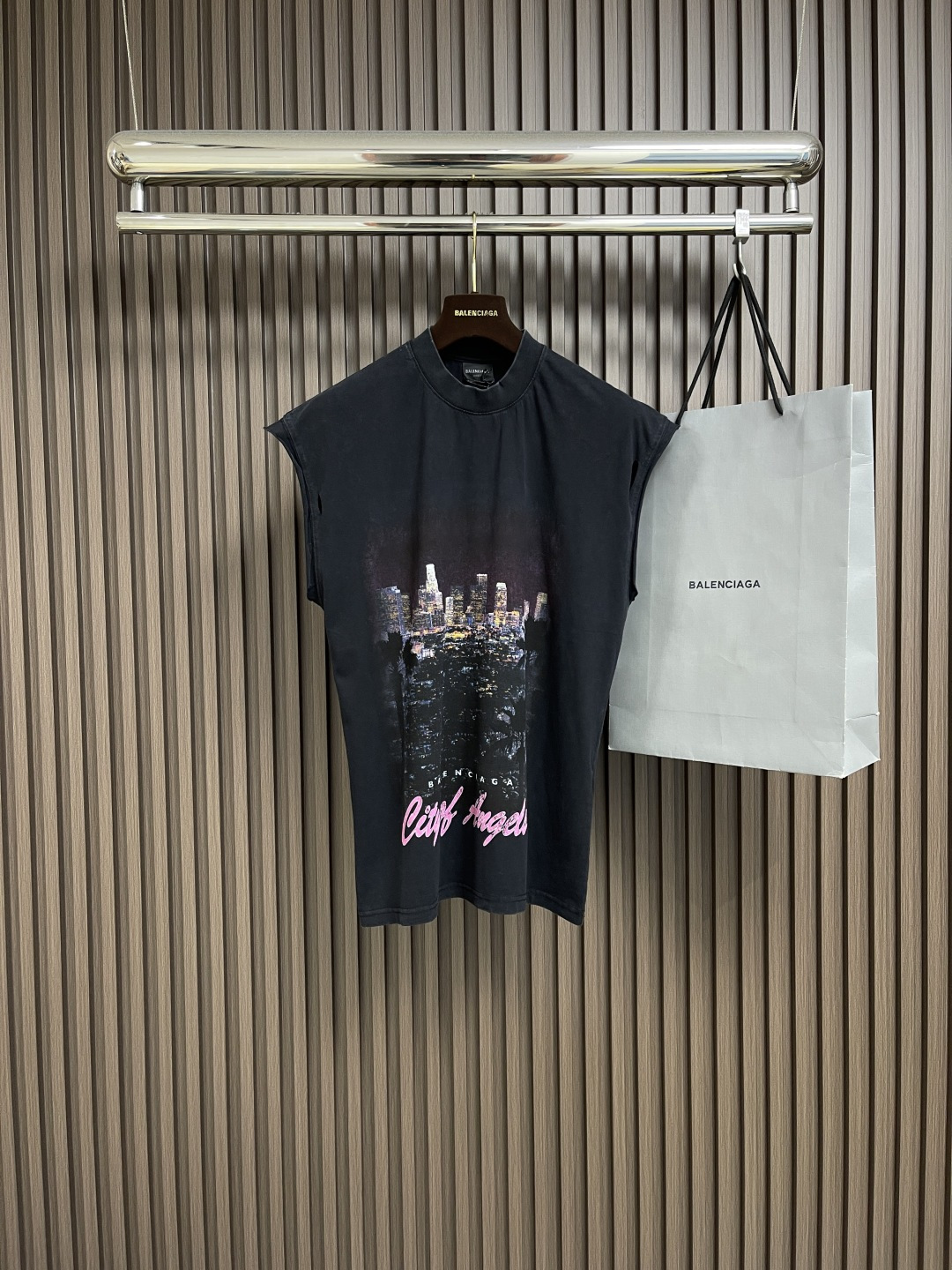 NO:453042,Balencaga 2025Ss spring and summer new style Los Angeles city print sleeveless T-shirt vest, front printed pink 'City of Angle' Angel City Los Angeles city print is really textured with vest and short sleeves. I personally prefer vest. After all, it's summer. The upper body is still a loose and comfortable style~ Size S-XL,,balenciaga, T-shirt,tees, t-shirt,alexander wang19860909Balencaga 2025Ss春夏新款 洛杉矶城市印花无袖T恤背心,正面印花粉色的'City of Angle'天使之城 洛杉矶城市印花是真的有质感有背心和短袖 个人更喜欢背心 毕竟夏天嘛 上身还是宽松舒服的版型～ 尺码S-XL,,balenciaga,T-shirt,tees，t-shirt,alexander wang,Men's clothing