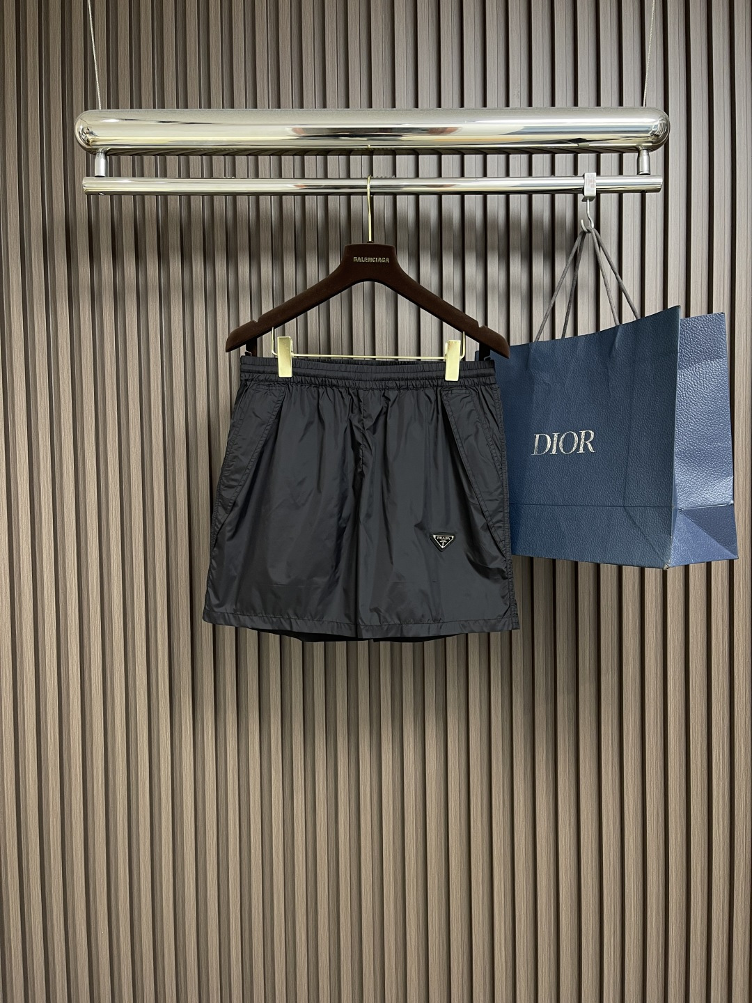 NO:453074,Prada 2025ss new shorts custom YB imported charge nylon material breathable and comfortable, full of texture and lighter and flexible. The classic triangle mark is low-key to highlight the brand design sense, add pockets to easily store, get rid of bloating, improve the fashion of outdoor activities, and beautify the fashion of casual wear, and be fashionable. Customized surface accessories. Size 42-44-46-48 S-XL,,prada, shorts,alexander wang19860909Prada 2025ss新款短裤 定制YB进口冲锋尼龙材质 透气舒适 质感十足更轻便灵活 经典三角标低调彰显品牌设计感 增添口袋轻松收纳 摆脱臃肿 提升户外活动穿搭的时尚度随意外搭都出彩时髦 定制面辅料.尺码42-44-46-48 S-XL,,prada,shorts,alexander wang,Men's clothing