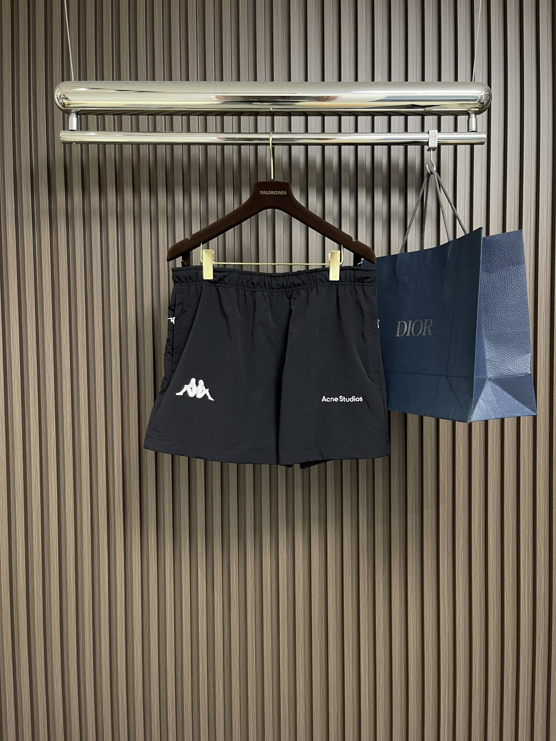 NO:453070,Acne Studios KP co-branded straight shorts, with expensive development costs, not ordinary woven pants, webbing, drawstring, and zipper heads all need to be customized with mold opening, and the mold opening fee has reached 3K. The fabric is made of woven and inner mesh fabric. The overall wiring is straight and delicate, the fabric is comfortable and soft, and the color is consistent and has no color difference. It can be matched with the same style to create a fashionable look, and can handle various occasions, customize auxiliary materials, complete three standards, and the same style for men and women!  Size S-XL, acne studios,dior,shorts,alexander wang19860909Acne Studios KP联名直筒短裤,开发成本昂贵,不是普通的梭织裤 织带 抽绳 拉链头都需要开模定制,开模费就已经达到3K,面料采用订染同色梭织 以及内里网眼面料,整体走线平直细腻,面料舒适柔软,颜色一致无色差 能与同款搭配营造时尚造型,驾驭各种场合,定制辅料,三标齐全,男女同款！尺码S-XL,,acne studios,dior,shorts,alexander wang,Men's clothing