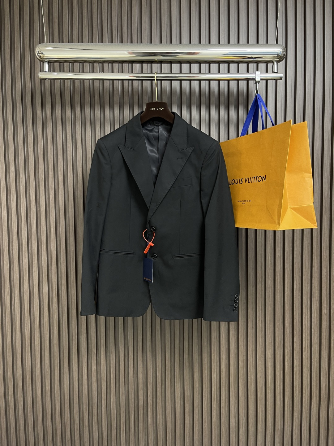 NO:451447,Suit, trousers, LV full-frame jacquard suit jacket, trousers suit, customized plain and soft wool satin fabric, full drapery. Full-frame LV Blason jacquard slowly unfolds on the wool, decorated with LV logo embroidery, and smooth lines outline a neat straight contour. Jacquard technology, by weaving LV Bladon textile technology on the surface of the fabric, controls the interweaving method of warp and weft threads, and accurately controls the interweaving density and tension of the yarn, making it more three-dimensional. The imported machine embroidery technology is used, and the LV logo embroidery operation is realized using advanced computer control systems and precise mechanical components. Size 50-52-54-56,,louis vuitton, jackets & coats, business suit, alexander wang19860909西服 西裤 Lv 全幅提花西装外套西裤套装,定制素韵纤柔羊毛缎面料,垂坠感十足.全幅LV Blason 提花在羊毛上徐徐展开,饰以LV标识刺绣,流畅的线条勾勒出利落的直筒廓形.提花工艺,通过在织物表面织出LV Bladon纺织技术,控制经纬线的交织方式,精确控制纱线的交织密度和张力,使其更具立体感.采用进口机刺绣工艺,使用先进的计算机控制系统和精密的机械部件,实现LV标识刺绣作业.尺码50-52-54-56,,louis vuitton,jackets & coats,business suit,alexander wang,Men's clothing